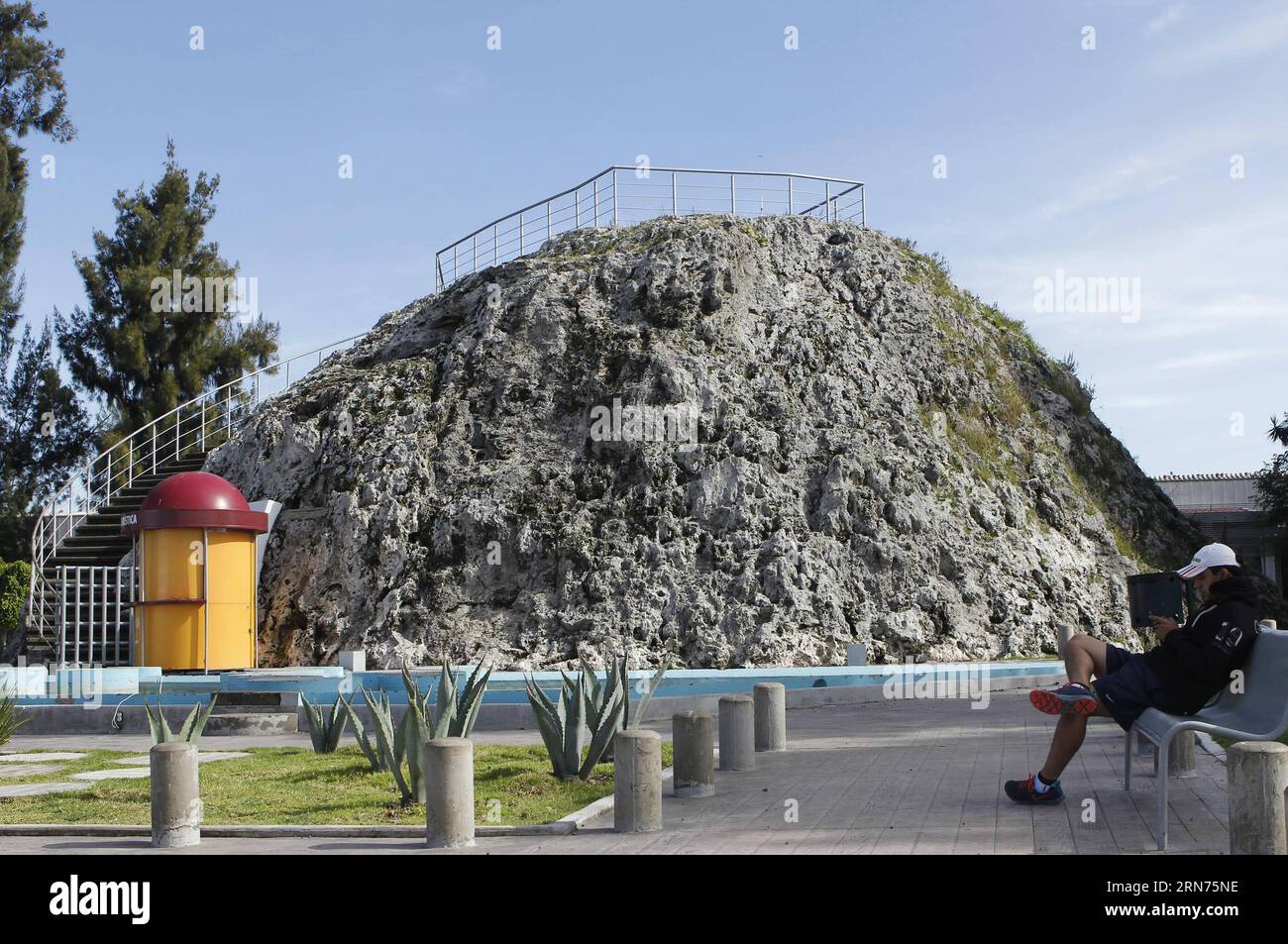 (150819) -- PUEBLA, 18 agosto 2015 -- Una persona si trova ai piedi del vulcano Cuexcomate nella città di la Libertad, nella città di Puebla, capitale dello stato di Puebla, Messico, il 18 agosto 2015. Secondo la stampa locale, il vulcano Cuexcomate, il cui nome deriva dalla parola nahuatl cuexcomatl che significa vaso di argilla o luogo da tenere, è conosciuto come il vulcano più piccolo del mondo, ma non è un vulcano, ma una formazione causata centinaia di anni fa da un flusso di acqua solforata di idrogeno, a seguito di un'eruzione del vulcano Popocatepetl. Il Cuexcomate ha un'altezza di 13 metri, un diametro che varia da 8 metri in Foto Stock