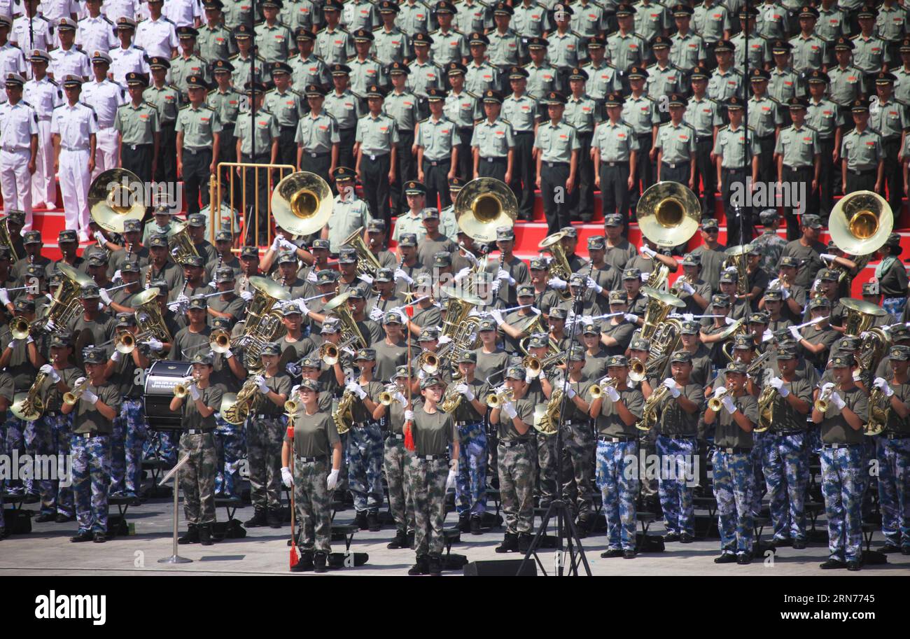 (150821) -- PECHINO, 21 agosto 2015 -- foto scattata il 26 luglio 2015 mostra i soldati della banda militare che partecipano all'addestramento per la parata militare del 3 settembre alla base di addestramento parata di Pechino. Soldati e ufficiali militari cinesi hanno sudato per l'imminente parata di alto profilo in commemorazione del 70 ° anniversario della fine della seconda guerra mondiale per gli ultimi tre mesi mentre si preparano per lo spettacolo il 3 settembre. ) CHINA-V-DAY PARADE-PREPARATION (CN) TianxFeng PUBLICATIONxNOTxINxCHN 150821 Pechino 21 agosto 2015 foto scattata IL 26 2015 luglio mostra i soldati del Military Tie parti Foto Stock