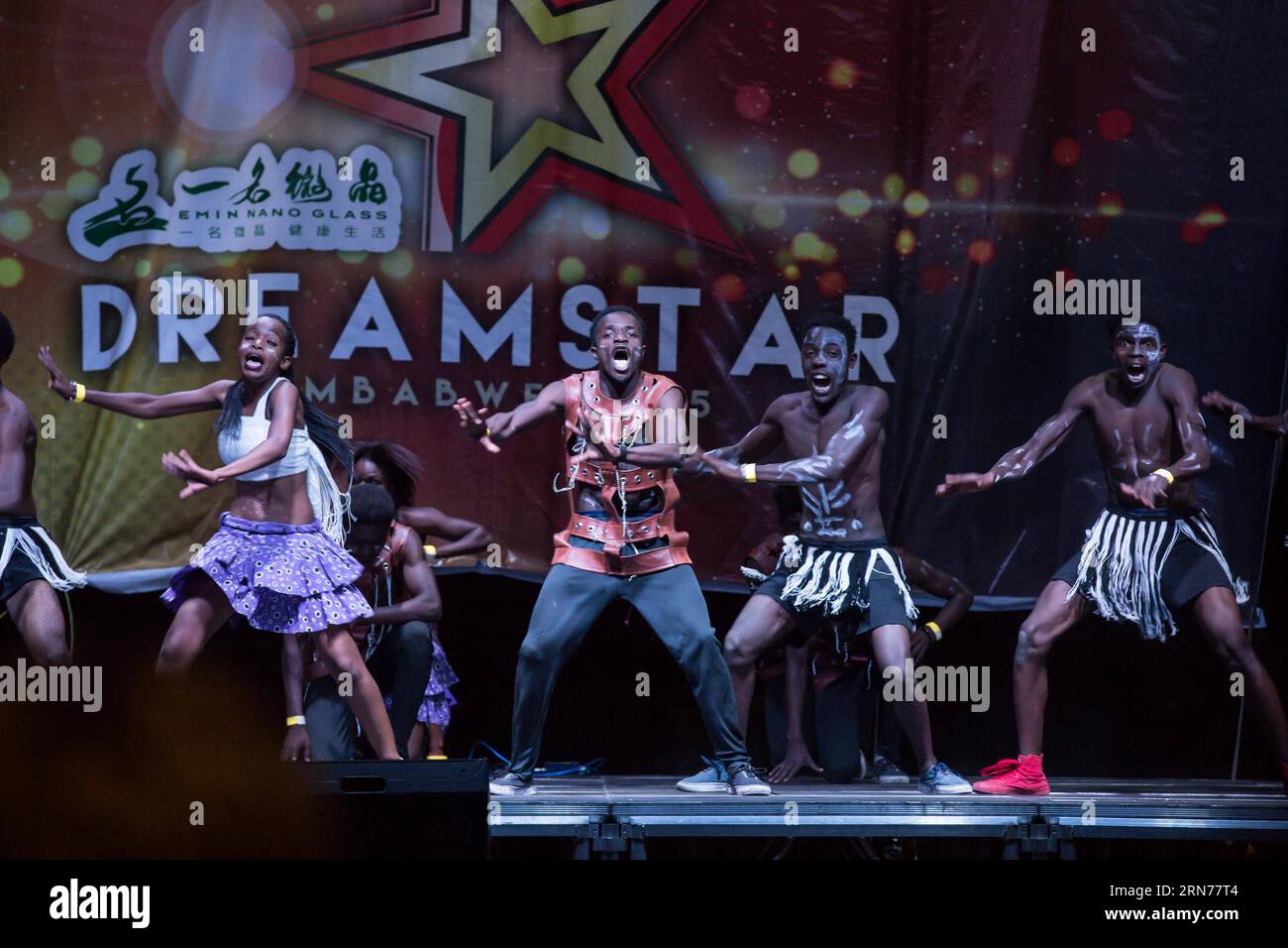 Un gruppo di danza dello Zimbabwe si esibisce al talent show Dreamstar del 2015 tenutosi a Longcheng Plaza, Harare, Zimbabwe, 22 agosto 2015. La comunità cinese in Zimbabwe ha organizzato il talent show Dreamstar per sostenere gli abitanti dello Zimbabwe amanti dell'arte per dimostrare il loro talento e promuovere l'industria locale dell'intrattenimento. Lo spettacolo è attualmente in Top 20 processo di selezione. ) ZIMBABWE-HARARE-TALENT SHOW XuxLingui PUBLICATIONxNOTxINxCHN un gruppo di danza dello Zimbabwe si esibisce AL Talent Show Hero 2015 AL Longcheng Plaza Harare Zimbabwe 22 agosto 2015 la Comunità cinese dello Zimbabwe ha organizzato il Talent Show per sostenere l'arte Foto Stock