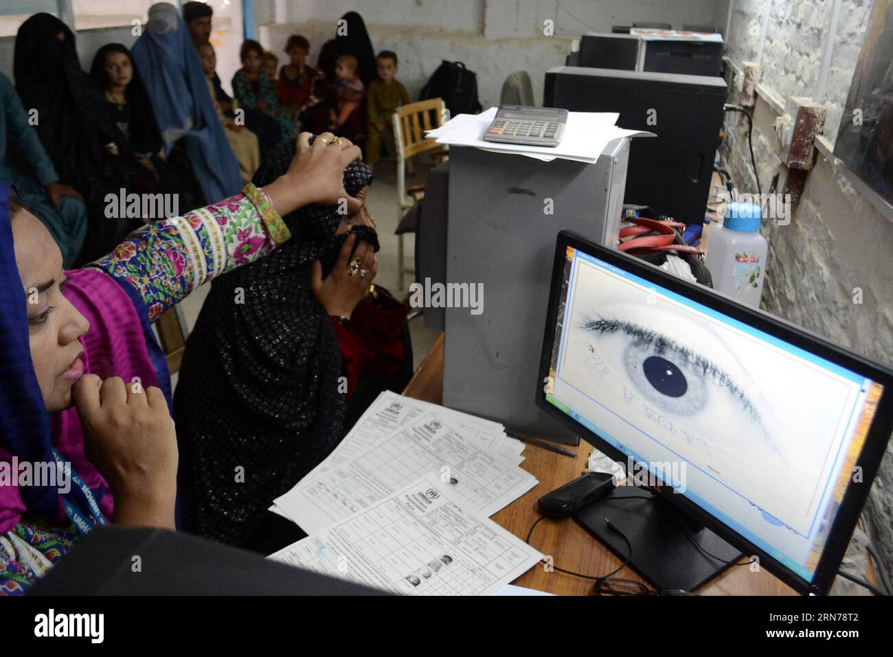 (150826) -- QUETTA, 26 agosto 2015 -- un dipendente dell'alto Commissariato delle Nazioni Unite per i rifugiati (UNHCR) scansiona un occhio di una donna rifugiata afghana in un centro di registrazione dell'UNHCR nel sud-ovest del Pakistan, Quetta, 26 agosto 2015. Attualmente ci sono 1,5 milioni di rifugiati afghani registrati in Pakistan. ) (lrz) PAKISTAN-QUETTA-AFGHANISTAN-REFUGEES Asad PUBLICATIONxNOTxINxCHN 150826 Quetta Aug 26 2015 a dipendente dell'alto Commissariato delle Nazioni Unite per i rifugiati l'UNHCR esegue scansioni di Eye of to Afghan Refugee Woman AT a UNHCR Registration Centre in Southwest Pakistan S Quetta Aug 26 2015 Foto Stock