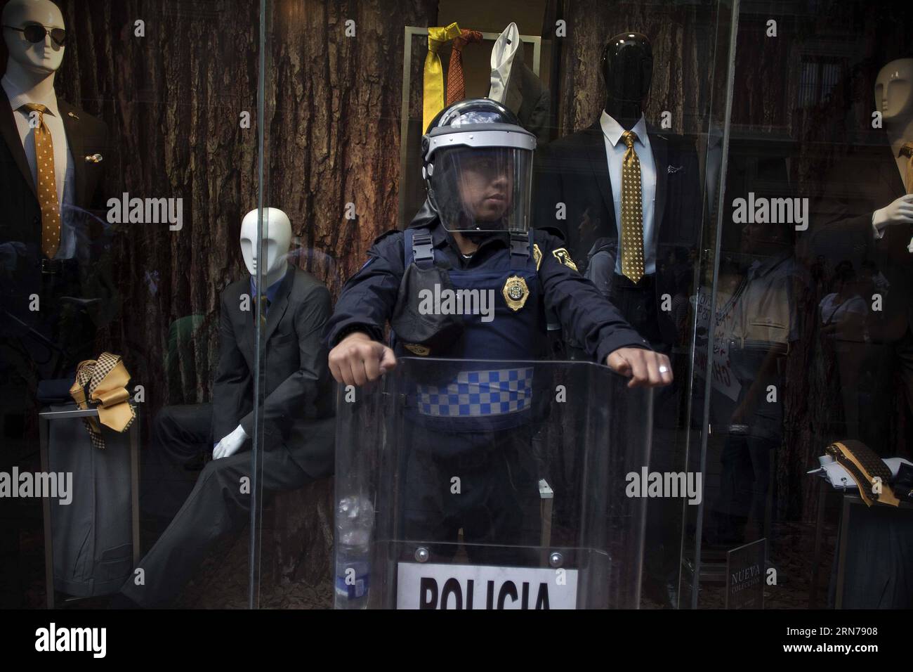 (150827) - CITTÀ DEL MESSICO, guardie di polizia durante la marcia per gli undici mesi della scomparsa dei 43 studenti della scuola rurale normale Raul Isidro Burgos di Ayotzinapa, stato di Guerrero, detenuti a città del Messico, capitale del Messico, il 26 agosto 2015. I parenti dei 43 studenti scomparsi di Ayotzinapa hanno preso parte ad una marcia il mercoledì, un mese prima del primo anniversario della loro scomparsa. ) (fnc) MESSICO-MESSICO CITTÀ-SOCIETÀ-MARZO AlejandroxAyala PUBLICATIONxNOTxINxCHN 150827 città del Messico a guardie di polizia durante la marcia per gli undici MESI della scomparsa dello Stud 43 Foto Stock