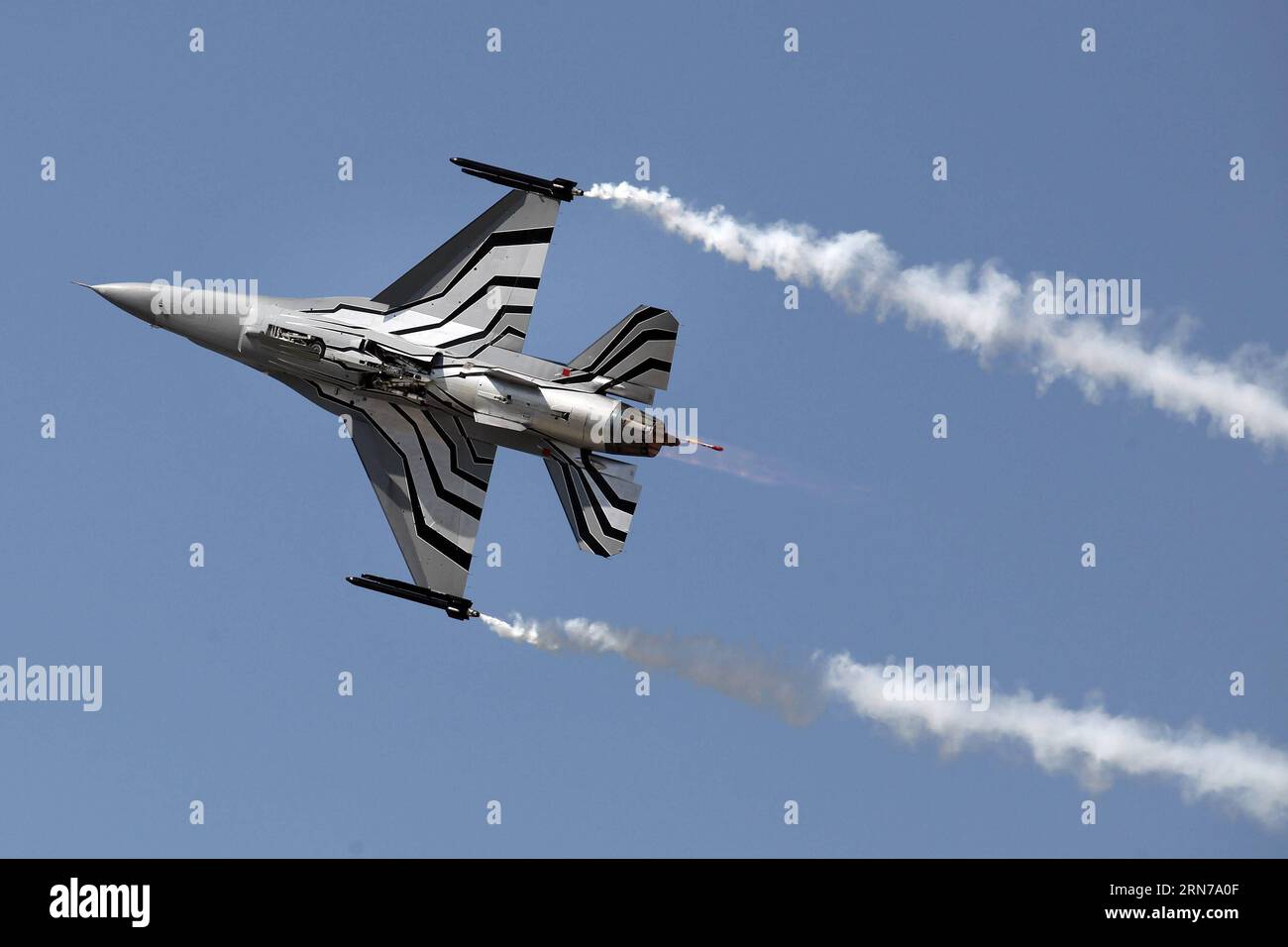 (150829) -- SLIAC, 29 agosto 2015 -- Un F-16 Fighting Falcon dell'Aeronautica militare belga si esibisce durante lo Slovak International Air Fest, nella base aerea di Sliac, Slovacchia, 29 agosto 2015. Lo Slovak International Air Fest (SIAF 2015) ha preso il via sabato presso la base aerea di Sliac nella Slovacchia centrale. ) (lrz) SLOVAKIA-SLIAC-INTERNATIONAL AIR FEST AndrejxKlizan PUBLICATIONxNOTxINxCHN 150829 agosto 29 2015 un F 16 Fighting Falcon dell'aeronautica belga esegue durante la slovacca International Air Close nella base aerea slovacca Aug 29 2015 l'aria internazionale slovacca Close 2015 è iniziata PRESSO la base aerea di Centr Foto Stock