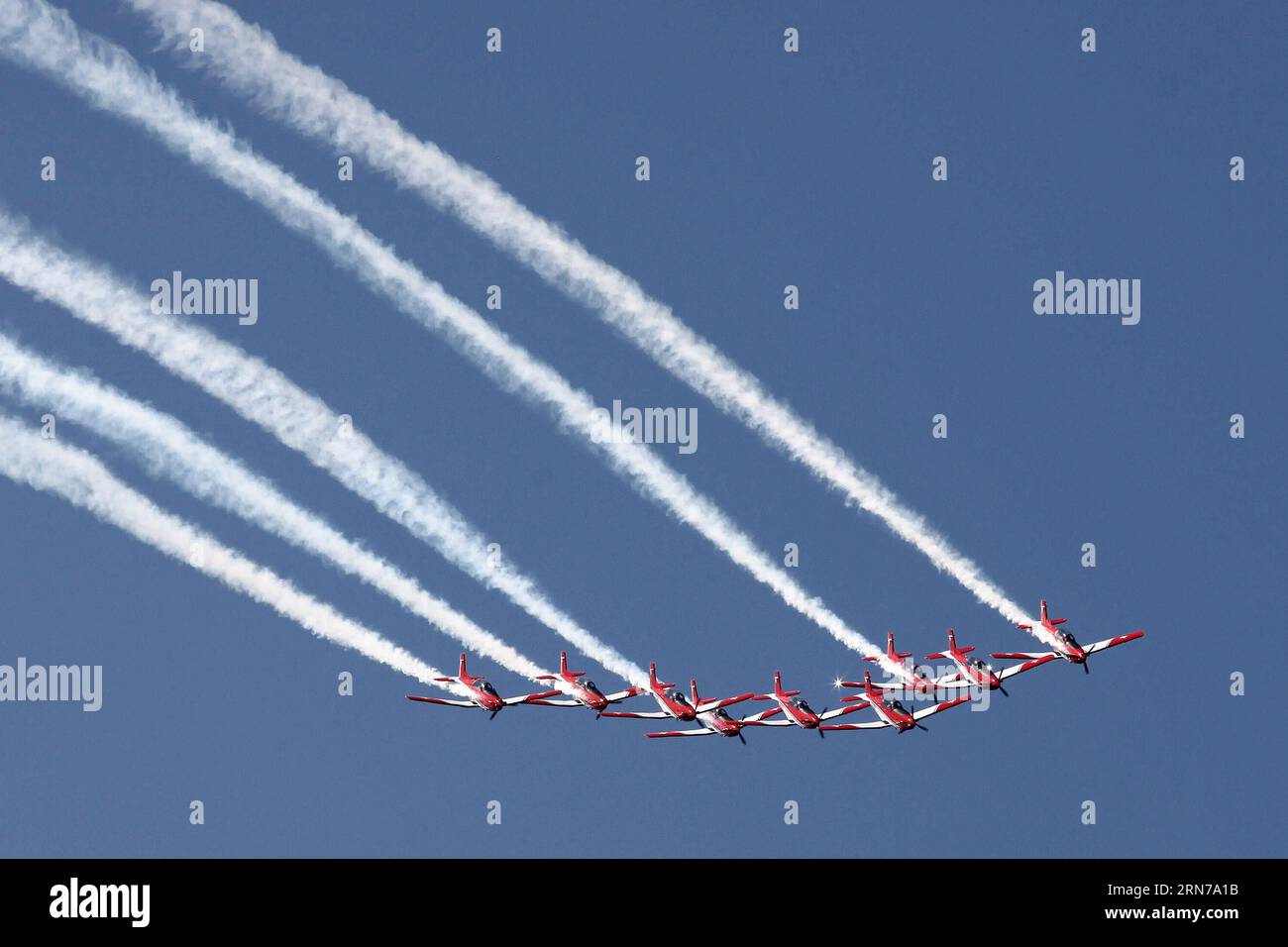 (150829) -- SLIAC, 29 agosto 2015 -- Una squadra aerobatica svizzera si esibisce durante lo Slovak International Air Fest, nella base aerea di Sliac, Slovacchia, 29 agosto 2015. Lo Slovak International Air Fest (SIAF 2015) ha preso il via sabato presso la base aerea di Sliac nella Slovacchia centrale. ) (lrz) SLOVAKIA-SLIAC-INTERNATIONAL AIR FEST AndrejxKlizan PUBLICATIONxNOTxINxCHN 150829 agosto 29 2015 una squadra aerobatica svizzera esegue durante Slovak International Air Close nella base aerea Slovacchia agosto 29 2015 la Slovak International Air Close 2015 ha preso il via PRESSO la base aerea nella Slovacchia centrale sabato lrz Slovacchia Internat Foto Stock