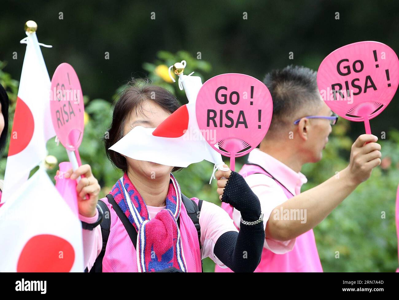 (150830) -- PECHINO, agosto 30, 2015 -- fan del Giappone Shigetomo Risa tira per lei durante la finale di maratona femminile ai Campionati mondiali IAAF 2015 a Pechino, capitale della Cina, agosto 30, 2015. ) (SP)CHINA-BEIJING-IAAF WORLD CHAMPIONSHIPS-WOMEN S MARATHON FINAL(CN) CaoxCan PUBLICATIONxNOTxINxCHN Pechino agosto 30 2015 sostenitori di Risa giapponese esultano per lei durante la finale di maratona femminile ai Campionati mondiali IAAF 2015 a Pechino capitale della Cina agosto 30 2015 SP China Beijing IAAF World Championships Women S Marathon Final CN PUBLICATIONxNOTxINxCHN Foto Stock