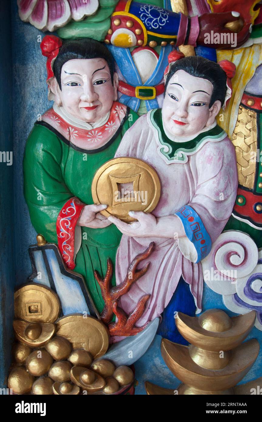 Arte religiosa in un tempio taoista cinese a Kuching, Sarawak, Borneo malese Foto Stock
