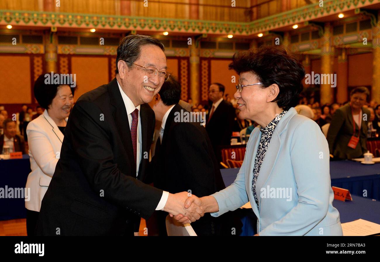 (150902) -- PECHINO, 2 settembre 2015 -- Yu Zhengsheng (L, fronte), presidente del Comitato nazionale della Conferenza consultiva politica del popolo cinese (CPPCC), stringe la mano a un partecipante durante un simposio a cui hanno partecipato rappresentanti di Hong Kong, Macao, Taiwan e le comunità cinesi d'oltremare per commemorare il 70° anniversario della vittoria della guerra popolare cinese di resistenza contro l'aggressione giapponese, a Pechino, capitale della Cina, 2 settembre 2015. ) (Zkr) CHINA-BEIJING-YU ZHENGSHENG-SYMPOSIUM(CN) ZhangxLing PUBLICATIONxNOTxINxCHN 150902 Pechino 2 settembre 2015 Yu Zheng Sheng Foto Stock