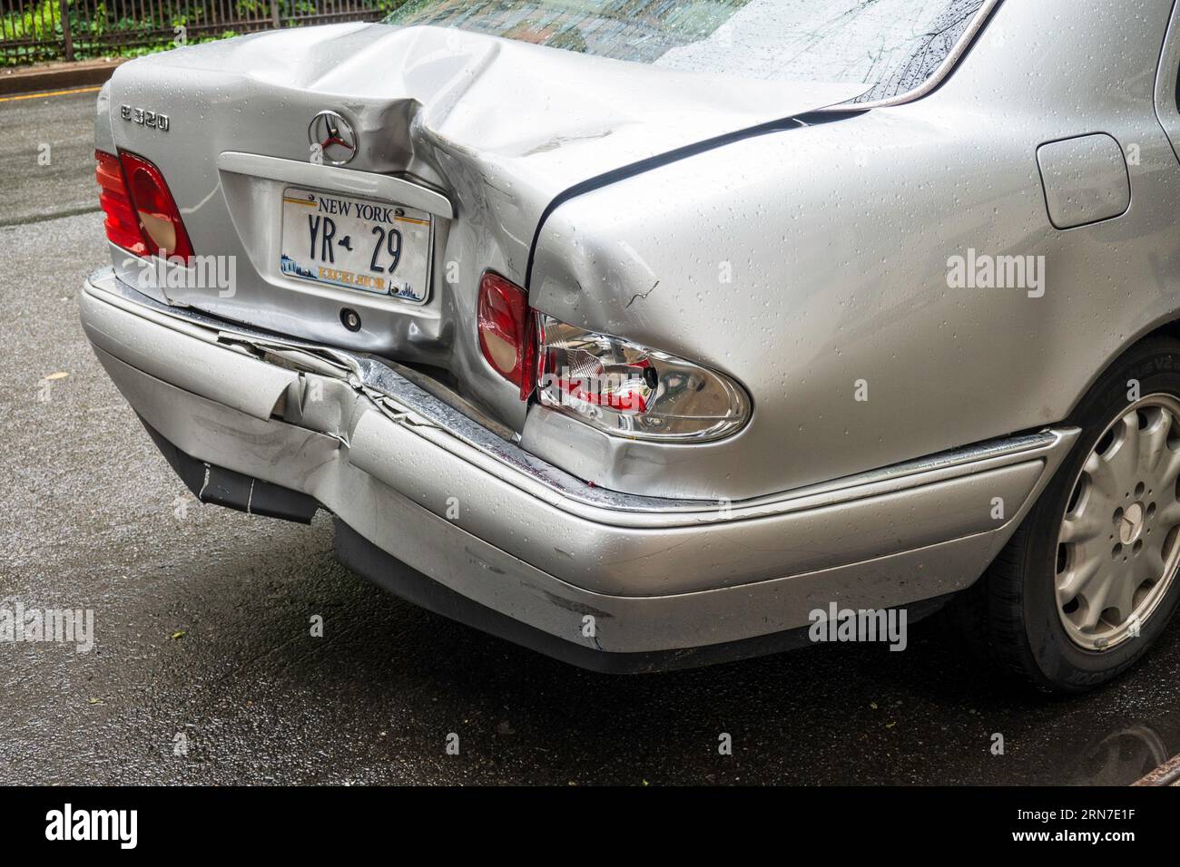Automobile abbandonata e danneggiata da un incidente a New York, USA 2023 Foto Stock