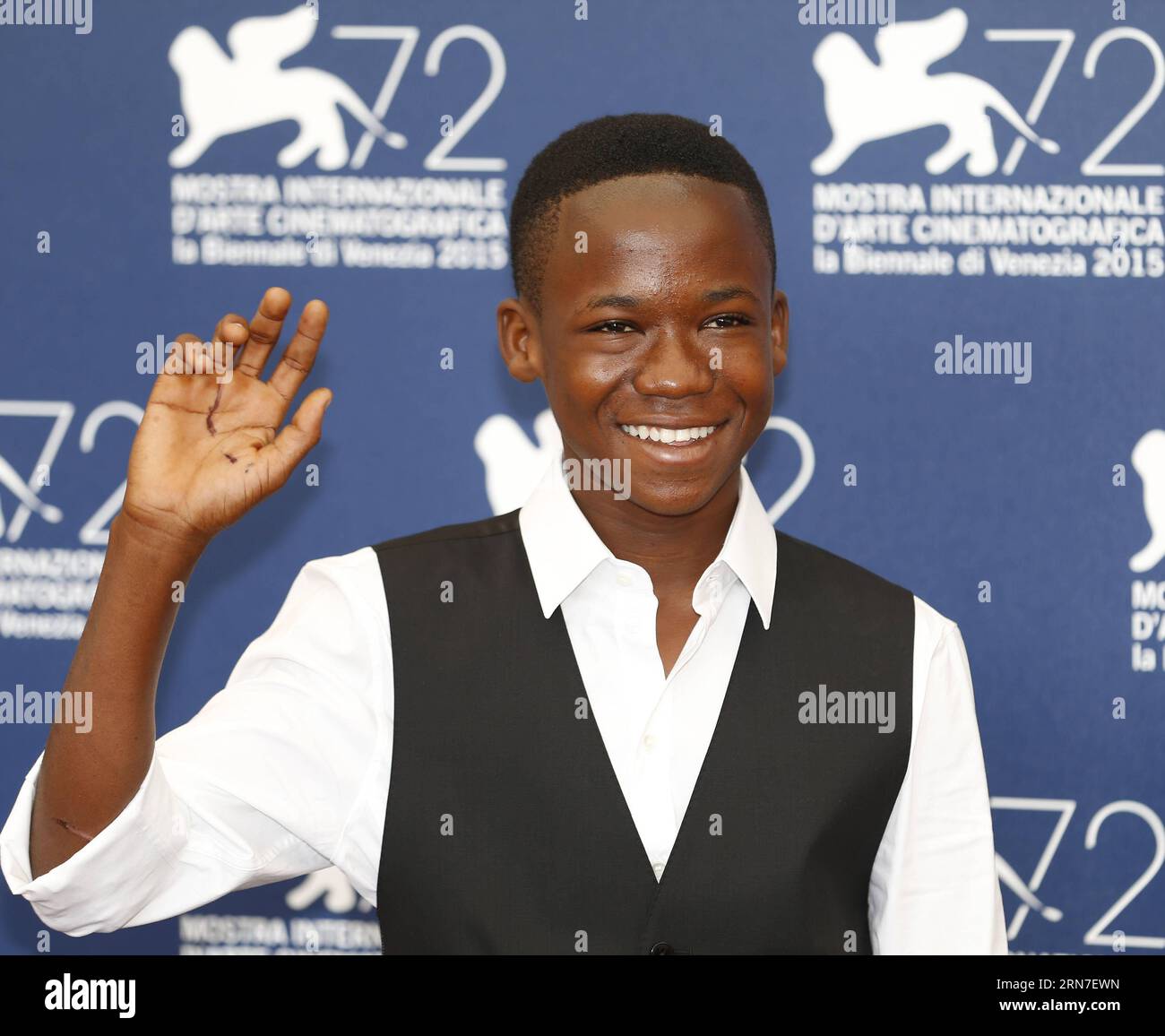 (150903) -- VENEZIA, 3 settembre 2015 -- l'attore Abraham Attah partecipa a una photocall per le bestie di nessuna nazione durante la 72a Mostra del Cinema di Venezia all'isola del Lido di Venezia, 3 settembre 2015. ) ITALY-VENICE-FILM-FESTIVAL-72ND-BEASTS OF NO NATION-PHOTOCALL YexPingfan PUBLICATIONxNOTxINxCHN 150903 Venezia 3 settembre 2015 l'attore Abraham Attah partecipa a un Photo Call for Beasts of No Nation durante la 72a Mostra del Cinema di Venezia AL Lido Islanda a Venezia 3 settembre 2015 Italia Mostra del Cinema di Venezia 72a Mostra delle bestie di No Nation Photo call YexPingfan PUBLICATIONxNOTxINxCHN Foto Stock