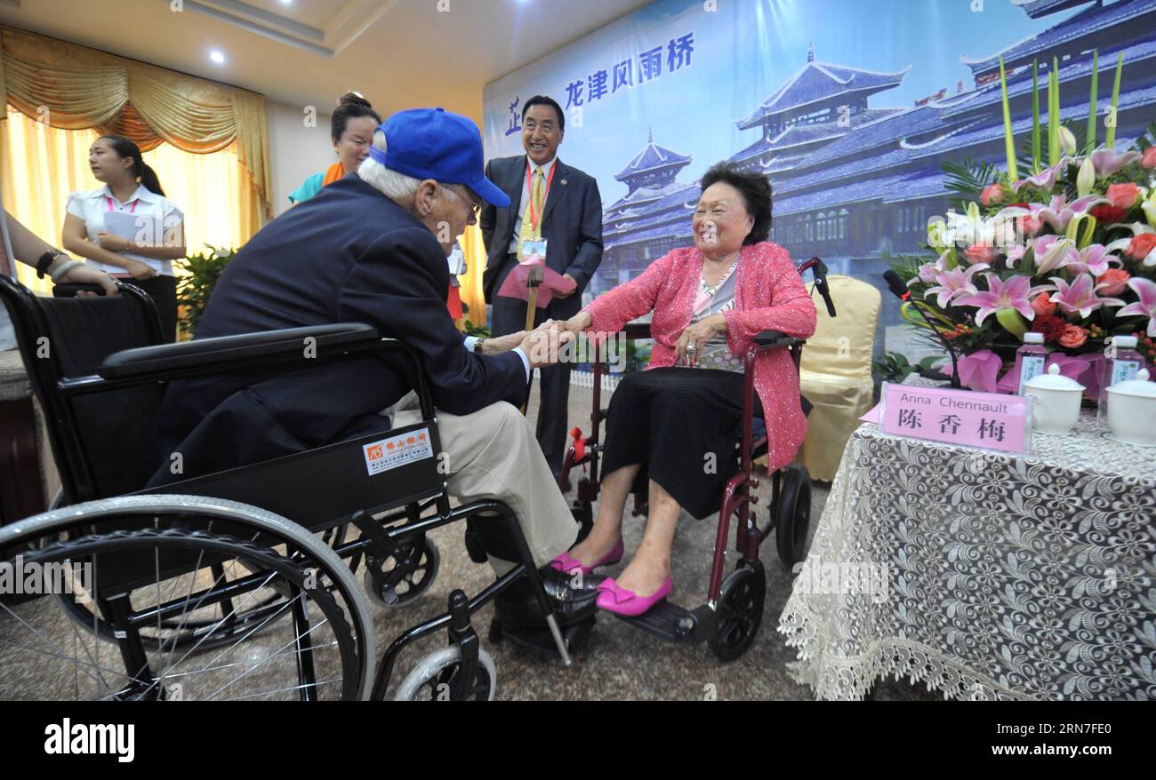 (150904) -- ZHIJIANG, 4 settembre 2015 -- Anna Chan Chennault (1st R), moglie del pilota americano Claire Chennault, che si è offerta volontaria per combattere contro l'aeronautica giapponese durante la seconda guerra mondiale, stringe la mano a un veterano delle Tigri volanti a Zhijiang, nella provincia di Hunan della Cina centrale, 4 settembre 2015. Anna Chan Chennault è arrivata a Zhijiang il venerdì pomeriggio e visiterà il Memoriale delle Tigri volanti. ) (mcg) CHINA-HUNAN-ZHIJIANG-ANNA CHAN CHENNAULT (CN) LongxHongtao PUBLICATIONxNOTxINxCHN 150904 Zhijiang 4 settembre 2015 Anna Chan Chennault prima r moglie del pilota americano Claire Chennault che si è offerta volontaria Foto Stock