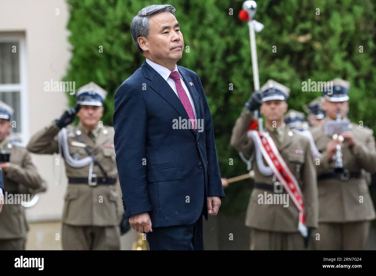 Varsavia, Polonia. 31 agosto 2023. Il ministro della difesa della Repubblica coreana Lee Jong-sup visita la Polonia per incontrare bilateralmente il ministero della difesa a Varsavia, capitale della Polonia, durante la visita ufficiale dei rappresentanti della Repubblica coreana nel paese del fianco orientale della NATO il 31 agosto 2023. I ministri parlano della sicurezza dei membri della NATO di fronte all'aggressione russa in Ucraina (il vicino immediato della Polonia) e degli accordi commerciali di armi. (Foto di Dominika Zarzycka/Sipa USA) credito: SIPA USA/Alamy Live News Foto Stock