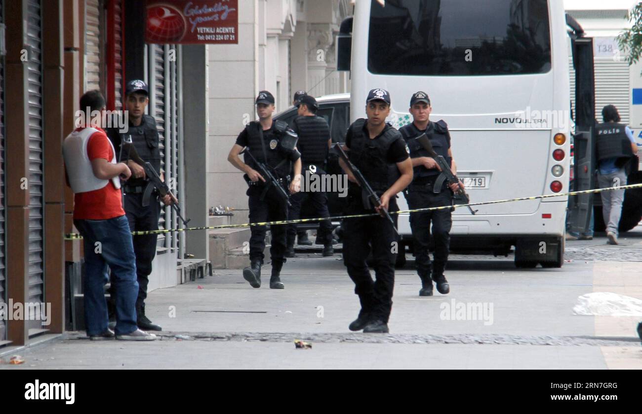 (150906) -- ANKARA, 6 settembre 2015 -- gli agenti di polizia stanno di guardia nell'area in cui i conflitti sono avvenuti nella provincia sud-orientale di Diyarbakir, Turchia, il 6 settembre 2015. Due agenti di polizia sono stati uccisi e altri tre feriti all'inizio di domenica durante un attacco da parte del Partito dei lavoratori del Kurdistan (PKK) illegale nel sud-est della Turchia, Dogan News Agency ha riferito. ) TURKEY-ANKARA-CLASH MeritxMacit PUBLICATIONxNOTxINxCHN 150906 Ankara Sept 6 2015 agenti di polizia stanno di guardia NELL'area in cui i conflitti si sono verificati nella provincia sud-orientale di Diyarbakir Turchia IL 6 settembre 2015 due agenti di polizia erano Foto Stock