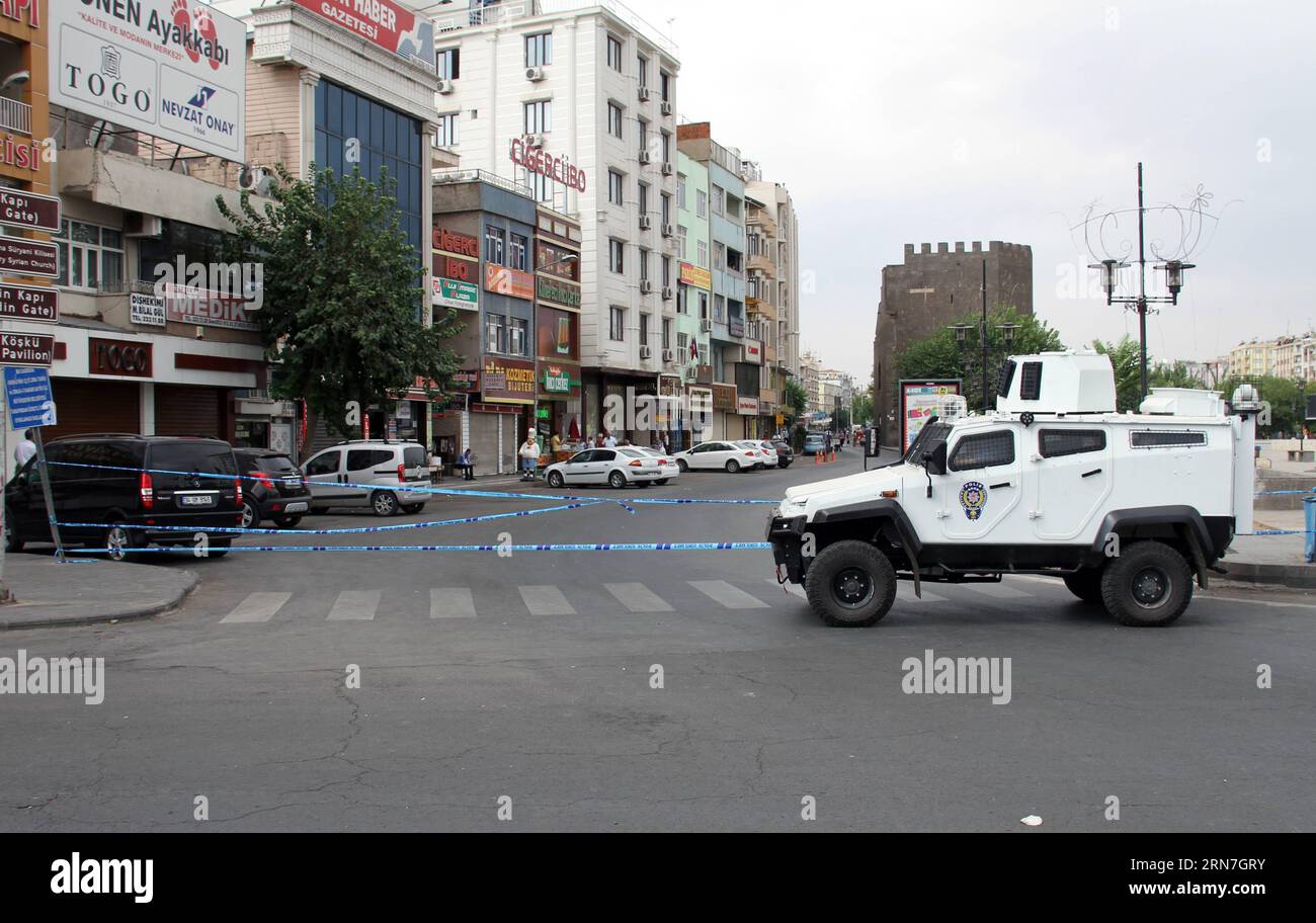 (150906) -- ANKARA, 6 settembre 2015 -- gli agenti di polizia stanno di guardia nell'area in cui i conflitti sono avvenuti nella provincia sud-orientale di Diyarbakir, Turchia, il 6 settembre 2015. Due agenti di polizia sono stati uccisi e altri tre feriti all'inizio di domenica durante un attacco da parte del Partito dei lavoratori del Kurdistan (PKK) illegale nel sud-est della Turchia, Dogan News Agency ha riferito. ) TURKEY-ANKARA-CLASH MeritxMacit PUBLICATIONxNOTxINxCHN 150906 Ankara Sept 6 2015 agenti di polizia stanno di guardia NELL'area in cui i conflitti si sono verificati nella provincia sud-orientale di Diyarbakir Turchia IL 6 settembre 2015 due agenti di polizia erano Foto Stock