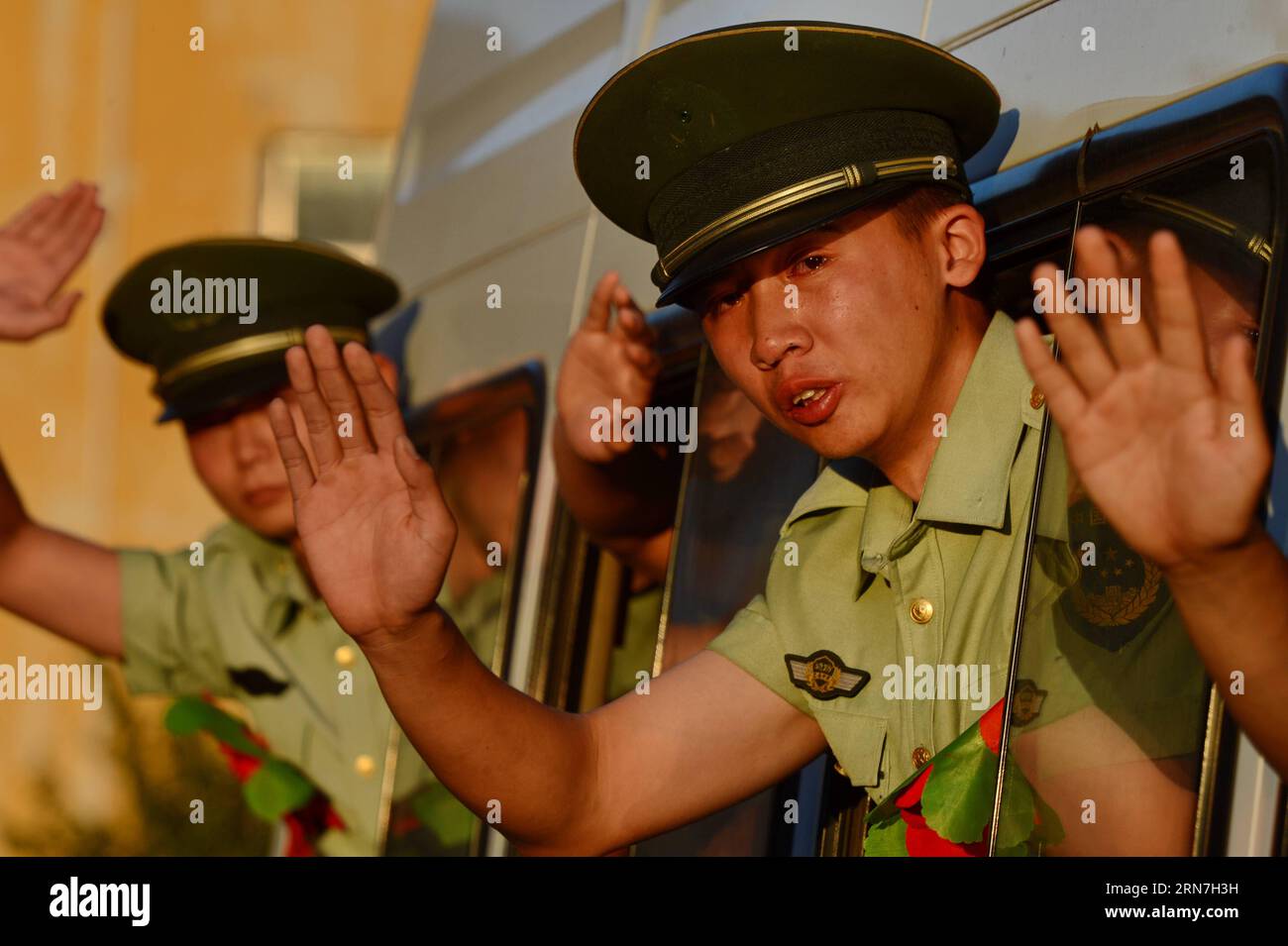 (150907) -- QINHUANGDAO, - Veterans of Qinhuangdao Frontier Inspection Station salutano il compagno d'armi a Qinhuangdao, nella provincia di Hebei nella Cina settentrionale, 6 settembre 2015. Più di 100 venterani qui hanno lasciato caserme per tornare a casa la domenica. ) (lfj) CHINA-HEBEI-QINHUANGDAO-VETERANS (CN) YangxShiyao PUBLICATIONxNOTxINxCHN 150907 Qinhuangdao Veterani della stazione d'ispezione di frontiera di Qinhuangdao OFFRONO addio al compagno d'armi a Qinhuangdao nella provincia di Hebei nel nord della Cina IL 6 settembre 2015 più di 100 hanno lasciato le caserme per tornare a casa domenica lfj China Hebei Qinhuangdao Veterans PUB Yangxhuangdao Yangyao CN Foto Stock