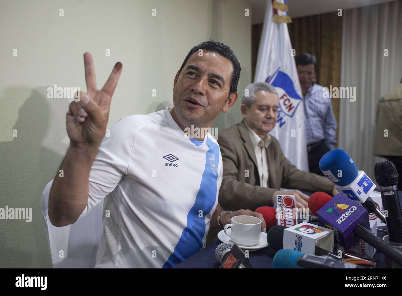 (150908) -- CITTÀ DEL GUATEMALA, 8 settembre 2015 -- candidato presidenziale del fronte Nazionale di convergenza (FCN, per il suo acronimo in spagnolo) partito Jimmy Morales (L) partecipa a una conferenza stampa, a città del Guatemala, capitale del Guatemala, il 7 settembre 2015. Lunedì l'esterno politico Jimmy Morales sembra pronto a vincere il primo turno delle elezioni presidenziali del Guatemala. Secondo il Supremo Tribunale elettorale (TSE), i risultati preliminari hanno mostrato che Morales era in testa al campo di 14 candidati, e rimane solo da vedere chi si sarebbe candidato contro di lui in un imminente ballottaggio il 25 ottobre. ) (Rhj) GUATEMALA-GUATEMA Foto Stock