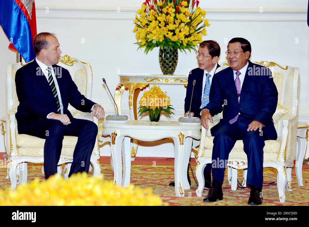 (150909) -- PHNOM PENH, 9 settembre 2015 -- il primo ministro cambogiano Hun Sen (R) incontra il ministro australiano dell'immigrazione Peter Dutton a Phnom Penh, Cambogia, 9 settembre 2015. La Cambogia è pronta ad accogliere altri rifugiati australiani dopo che il primo gruppo di quattro rifugiati è arrivato nel paese a giugno, un portavoce cambogiano ha detto mercoledì. ) CAMBODIAN-PHNOM PENH-AUSTRALIA-REFUGEES Sovannara PUBLICATIONxNOTxINxCHN 150909 Phnom Penh 9 settembre 2015 i primi Ministri cambogiani HUN Sen r si incontrano con i Ministri australiani dell'immigrazione Peter Dutton a Phnom Penh Cambogia 9 settembre 2015 la Cambogia È pronta a Tak Foto Stock