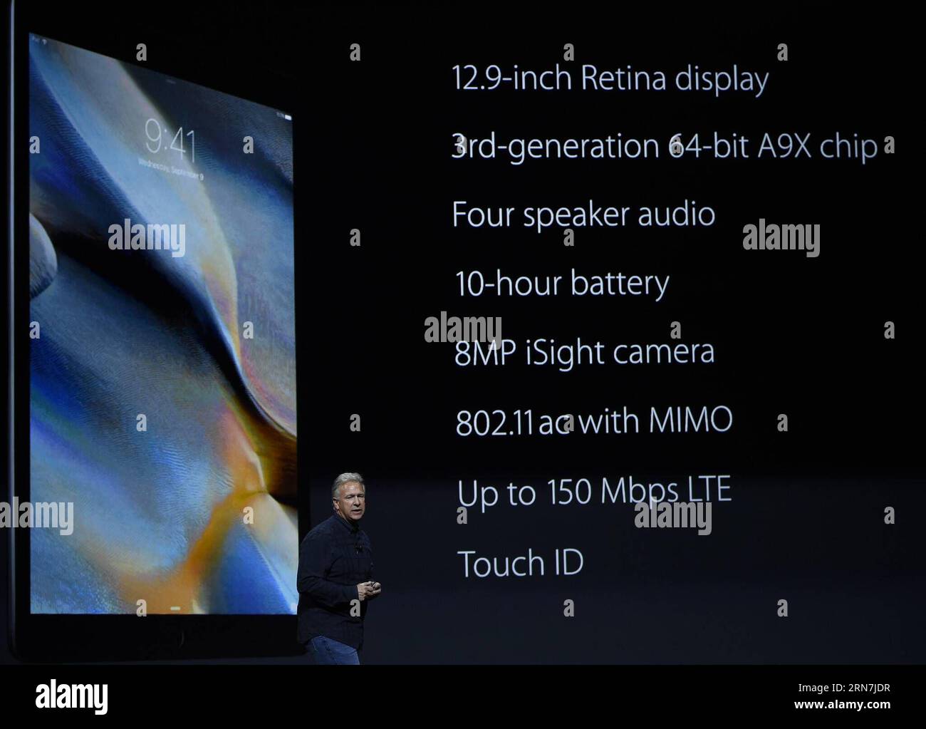 (150909) -- SAN FRANCISCO, 9 settembre 2015 () -- Phil Schiller, Senior Vice President of Worldwide Marketing di Apple, presenta il nuovo ipad Pro durante un evento Apple a San Francisco, negli Stati Uniti, il 9 settembre 2015. () U.S.-SAN FRANCISCO-APPLE-NEW PRODUCTS Xinhua PUBLICATIONxNOTxINxCHN 150909 San Francisco settembre 9 2015 Apple Senior Vice President of World Wide Marketing Phil Schiller presenta il nuovo iPad pro durante l'evento Apple a San Francisco negli Stati Uniti IL 9 settembre 2015 Stati Uniti San Francisco Apple New Products XINHUA PUBLICATIONxNOTxINxCHN Foto Stock