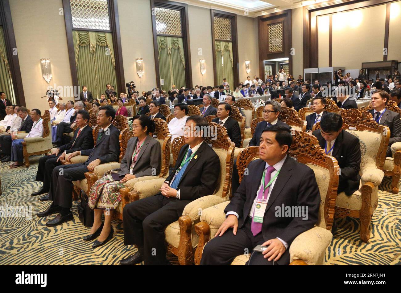 (150910) -- NAY PYI TAW, 10 settembre 2015 -- i delegati partecipano alla cerimonia di apertura della 20a Conferenza ministeriale del programma di cooperazione economica della sottoregione del grande Mekong (GMS) a Nay Pyi Taw, Myanmar, il 10 settembre 2015. Il vicepresidente del Myanmar U Nyan Tun giovedì ha sottolineato l'importanza del ruolo strategico che il GMS deve svolgere continuamente nella vita economica dell'Associazione delle nazioni del Sud-est asiatico. )(zhf) MYANMAR-NAY PYI TAW-20° CERIMONIA DI APERTURA MINISTERIALE GMS UxAung PUBLICATIONxNOTxINxCHN Nay Pyi Taw 10 settembre 2015 delegati partecipano alla cerimonia di apertura del 20° Conf ministeriale Foto Stock