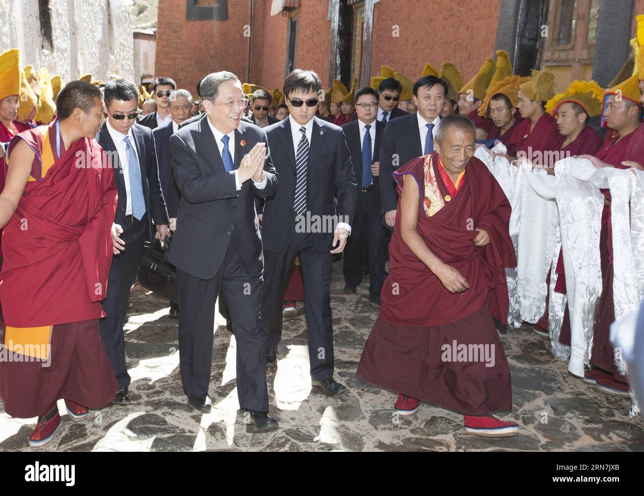 (150910) -- XIGAZE, 10 settembre 2015 -- Yu Zhengsheng, presidente del Comitato Nazionale della Conferenza consultiva politica del popolo cinese, visita il monastero di Tashilumpo durante un tour a Xigaze, regione autonoma del Tibet nel sud-ovest della Cina, 10 settembre 2015. ) CHINA-YU ZHENGSHENG-TIBET-TOUR (CN) HuangxJingwen PUBLICATIONxNOTxINxCHN Xigaze 10 settembre 2015 Yu Zheng Sheng Presidente della Conferenza consultiva politica del Comitato Nazionale delle celebrità cinesi visita il monastero di Tashilumpo durante un tour nella regione autonoma Del Tibet Del sud-ovest della Cina 10 settembre 2015 China Yu Zheng Sheng Tib Foto Stock