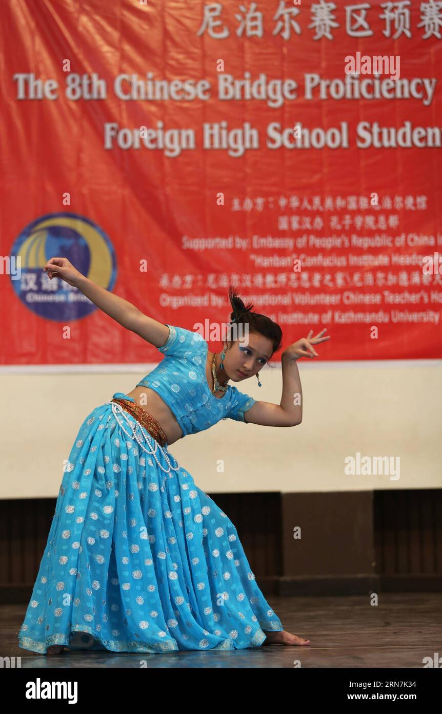 (150911) -- KATHMANDU, 11 settembre 2015 -- Uno studente nepalese si esibisce durante l'ottavo Chinese Bridge Proficiency Competition for Foreign High School Student in Nepal, a Kathmandu, Nepal, 10 settembre 2015. Il concorso che mostrava il talento complessivo degli studenti è stato organizzato da International Volunteer Chinese Teacher S Home in Nepal e Confucio Institute of Kathmandu University, sostenuto dall'Ambasciata cinese in Nepal e Hanban, la sede centrale dell'Istituto Confucio. ) (lrz) NEPAL-KATHMANDU-CHINESE BRIDGE PROFICIENCY COMPETITION SunilxSharma PUBLICATIONxNOTxINxCHN 150911 Kathmandu Sep Foto Stock