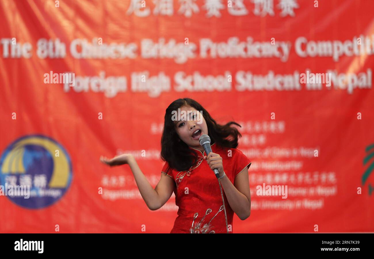 (150911) -- KATHMANDU, 11 settembre 2015 -- Uno studente nepalese si esibisce durante l'ottavo Chinese Bridge Proficiency Competition for Foreign High School Student in Nepal, a Kathmandu, Nepal, 10 settembre 2015. Il concorso che mostrava il talento complessivo degli studenti è stato organizzato da International Volunteer Chinese Teacher S Home in Nepal e Confucio Institute of Kathmandu University, sostenuto dall'Ambasciata cinese in Nepal e Hanban, la sede centrale dell'Istituto Confucio. ) (lrz) NEPAL-KATHMANDU-CHINESE BRIDGE PROFICIENCY COMPETITION SunilxSharma PUBLICATIONxNOTxINxCHN 150911 Kathmandu Sep Foto Stock