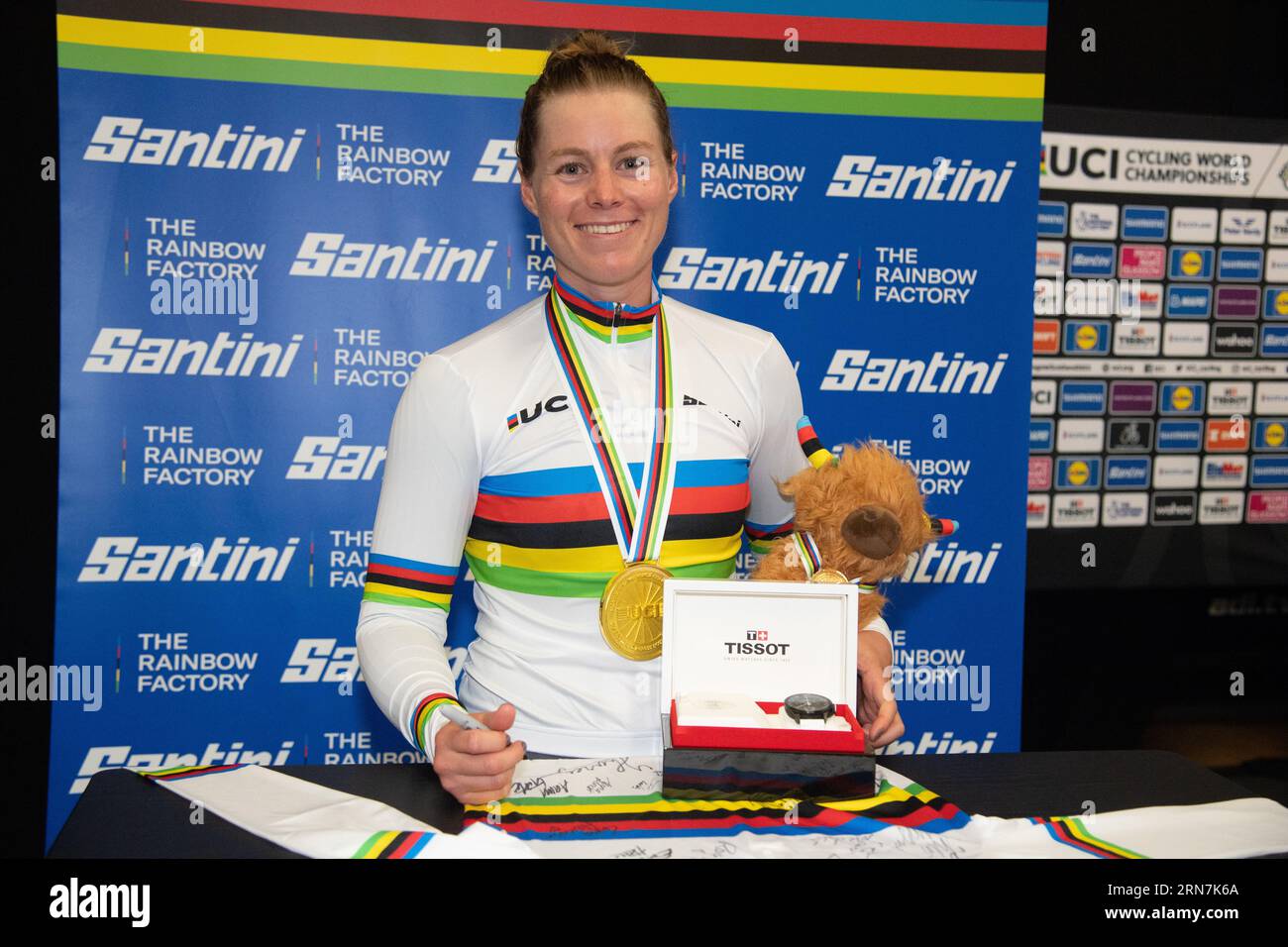 Jennifer Valente degli Stati Uniti sul podio, campionessa del mondo nella Women's Omnium, 2023 UCI Track Cycling World Championships, Foto Stock