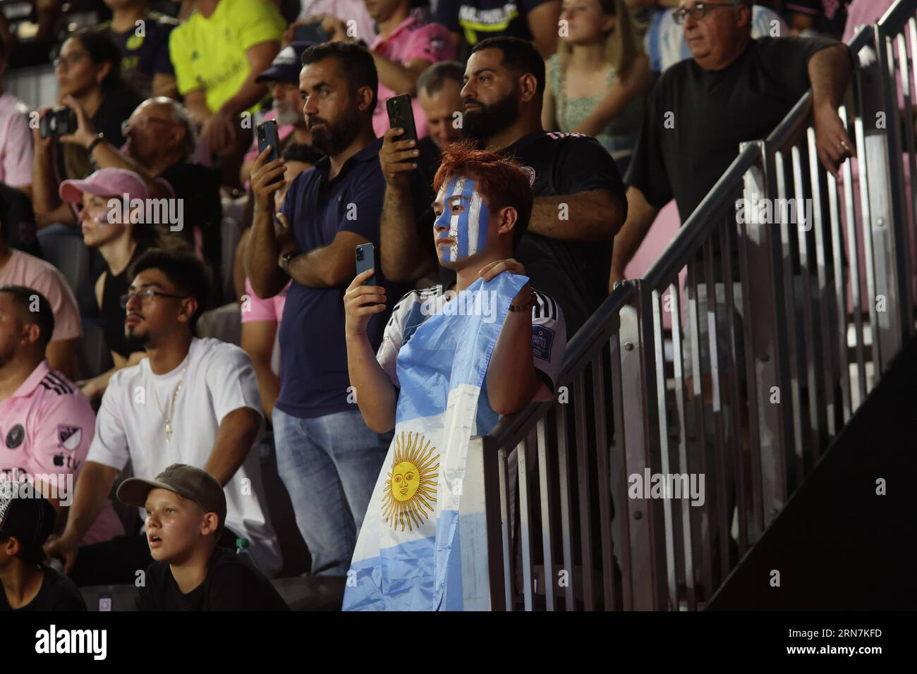 I tifosi erano vestiti con i colori messi per guardare l'Inter Miami CF V Nashville al DRV PNK Stadium di Fort Lauderdale, Florida, il 30 2023 agosto. Foto Stock