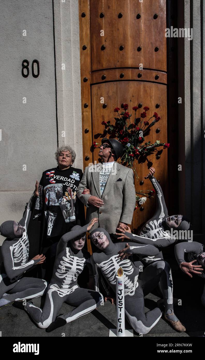 La gente esegue una messa in scena urbana di fronte alla porta di via Morande 80 del Palazzo la Moneda, rendendo omaggio all'ex presidente Salvador Allende e commemorando il 42 ° anniversario del colpo di stato militare lanciato da Augusto Pinochet, a Santiago, capitale del Cile, l'11 settembre 2015. Jorge Villegas) (jg) CILE-SANTIAGO-COMMEMORAZIONE-ALLENDE e JORGExVILLEGAS PUBLICATIONxNOTxINxCHN celebrità si esibiscono in una messa in scena urbana di fronte alla porta del 80 di via la Moneda Palace mentre rendono omaggio all'ex presidente Salvador Allende e commemorano il 42 ° anniversario della messa in atto del colpo di stato militare Foto Stock