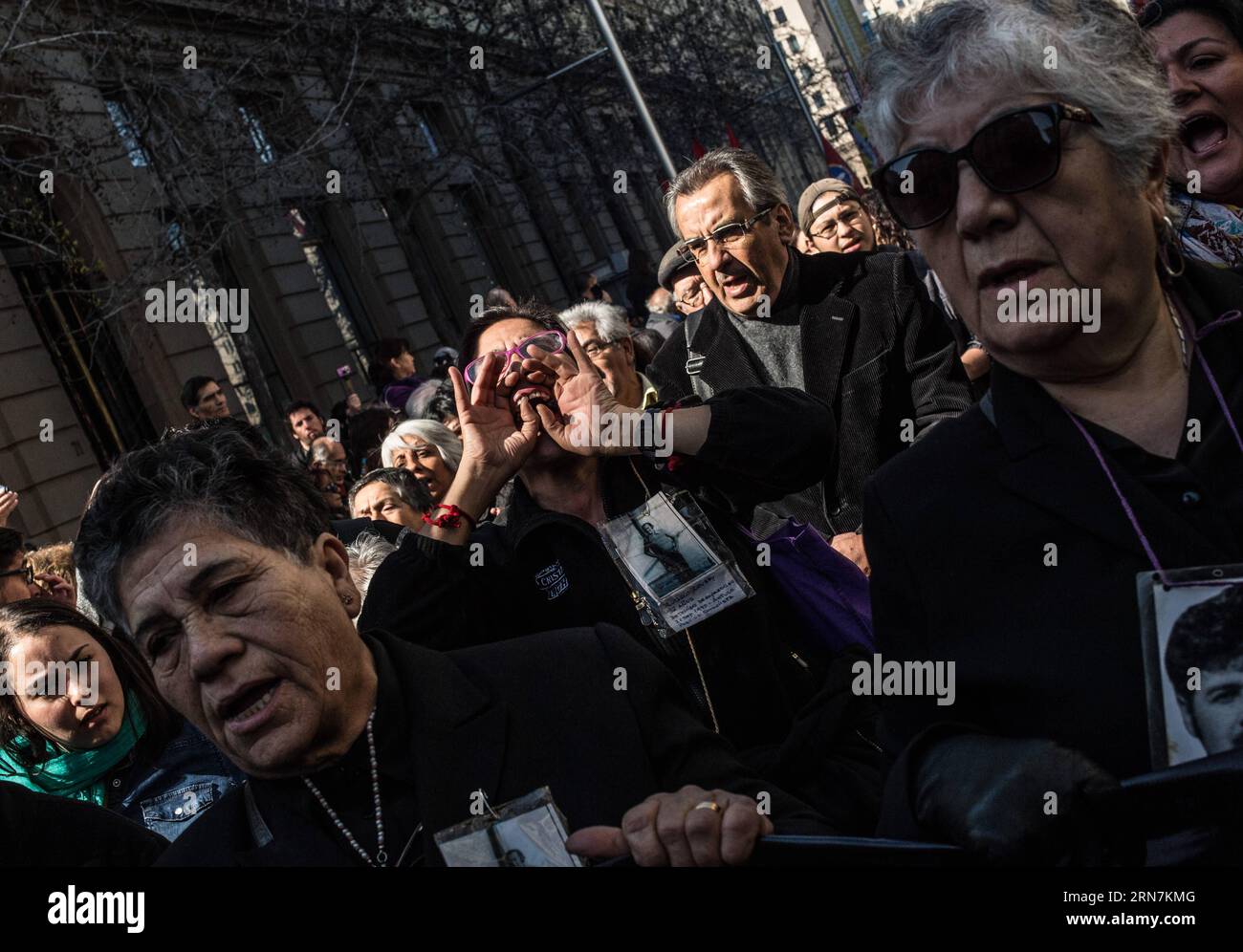 La gente grida gli slogan mentre rendono omaggio all'ex presidente Salvador Allende e commemorano il 42 ° anniversario del colpo di stato militare lanciato da Augusto Pinochet, di fronte alla porta di via Morande 80 del Palazzo la Moneda, a Santiago, capitale del Cile, l'11 settembre 2015. Jorge Villegas) (jg) CILE-SANTIAGO-COMMEMORAZIONE-ALLENDE e JORGExVILLEGAS PUBLICATIONxNOTxINxCHN celebrità gridano gli slogan che rendono omaggio all'ex presidente Salvador Allende e commemorano il 42 ° anniversario del colpo di stato militare lanciato da Augusto Pinochet di fronte alla porta di via 80 di la Moneda Palac Foto Stock