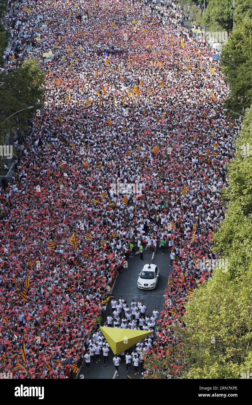 Decine di migliaia di persone si riuniscono a Barcellona per chiedere l'indipendenza della Catalogna durante la giornata Nazionale della Catalogna a Meridiana Avenue a Barcellona, in Spagna, 11 settembre 2015. ) SPAGNA-BARCELLONA-DEMENSTRATION-CATALOGNA-INDIPENDENZA PauxBarrena PUBLICATIONxNOTxINxCHN decine di migliaia di celebrità si riuniscono a Barcellona per chiedere l'indipendenza della Catalogna durante la giornata Nazionale della Catalogna a Meridiana Avenue a Barcellona Spagna 11 settembre 2015 Spagna Barcellona Catalogna indipendenza PauxBarrena PUBLICATIONXNOTxINxCHN Foto Stock