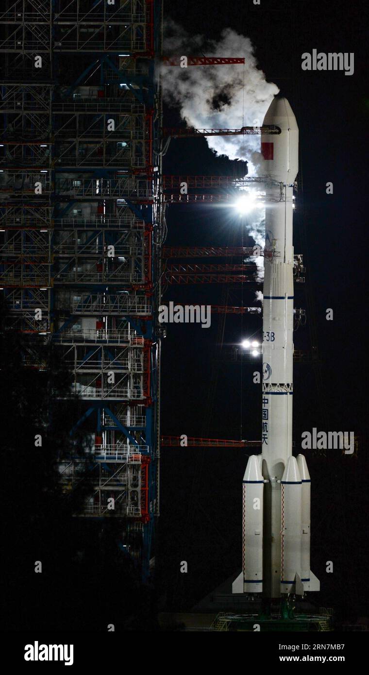 XICHANG, 12 settembre 2015 -- Un lungo razzo vettore March-3B che trasporta un satellite sperimentale di tecnologia di comunicazione si prepara a essere lanciato presso il Centro di lancio satellitare Xichang a Xichang, nella provincia del Sichuan, nel sud-ovest della Cina, 12 settembre 2015. Il satellite sarà utilizzato principalmente per condurre un test sulla banda di frequenza Ka nella comunicazione a banda larga. ) (lfj) CHINA-SICHUAN-XICHANG-SATELLITE-LAUNCH (CN) BaixYu PUBLICATIONxNOTxINxCHN Xichang 12 settembre 2015 un lungo razzo portante 3B marzo che trasporta al satellite sperimentale della tecnologia della comunicazione si prepara a essere lanciato IN OCCASIONE DEL lancio del satellite Xichang CE Foto Stock