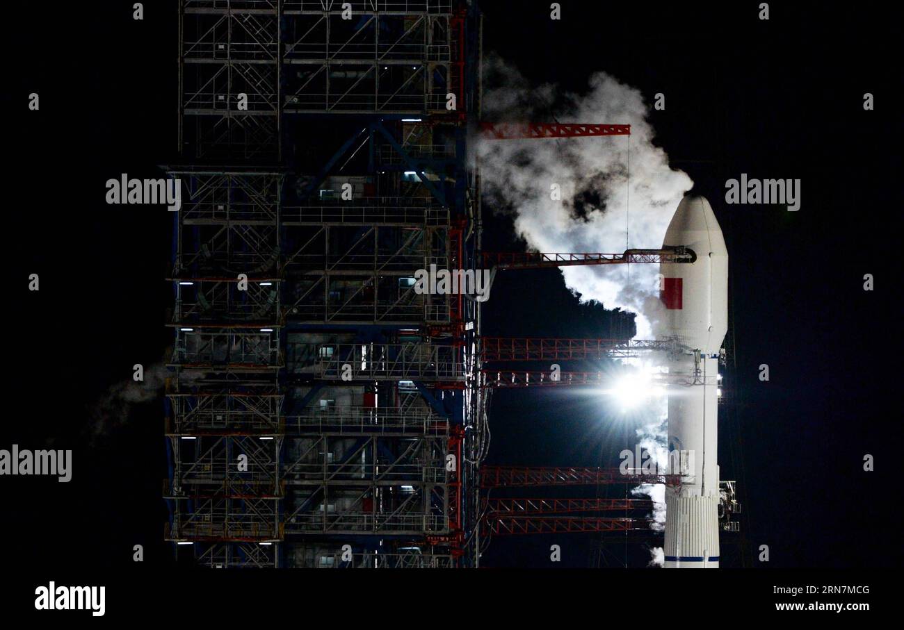 XICHANG, 12 settembre 2015 -- Un lungo razzo vettore March-3B che trasporta un satellite sperimentale di tecnologia di comunicazione si prepara a essere lanciato presso il Centro di lancio satellitare Xichang a Xichang, nella provincia del Sichuan, nel sud-ovest della Cina, 12 settembre 2015. Il satellite sarà utilizzato principalmente per condurre un test sulla banda di frequenza Ka nella comunicazione a banda larga. ) (lfj) CHINA-SICHUAN-XICHANG-SATELLITE-LAUNCH (CN) BaixYu PUBLICATIONxNOTxINxCHN Xichang 12 settembre 2015 un lungo razzo portante 3B marzo che trasporta al satellite sperimentale della tecnologia della comunicazione si prepara a essere lanciato IN OCCASIONE DEL lancio del satellite Xichang CE Foto Stock
