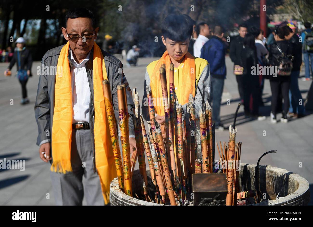 (150913) -- BAOTOU, 13 settembre 2015 -- i buddisti bruciano i bastoni di joss in un evento per mostrare un gigantesco Tangka (pittura religiosa tibetana) al monastero di Wudangzhao a Baotou, nella regione autonoma mongola interna della Cina settentrionale, 13 settembre 2015. Il Monastero di Wudangzhao, il più grande tempio tibetano del Buddhismo nella regione interna della Mongolia, ha la tradizione di mostrare la sua gigantesca Tangka il primo giorno di agosto nel calendario lunare. Il gigantesco Tangka è alto 20 metri e largo 16,8 metri. (lfj) CHINA-INNER MONGOLIA-WUDANGZHAO MONASTERY-TANGKA DISPLAY (CN) ShaoxKun PUBLICATIONxNOTxINxCHN Baotou 13 settembre 2015 Foto Stock