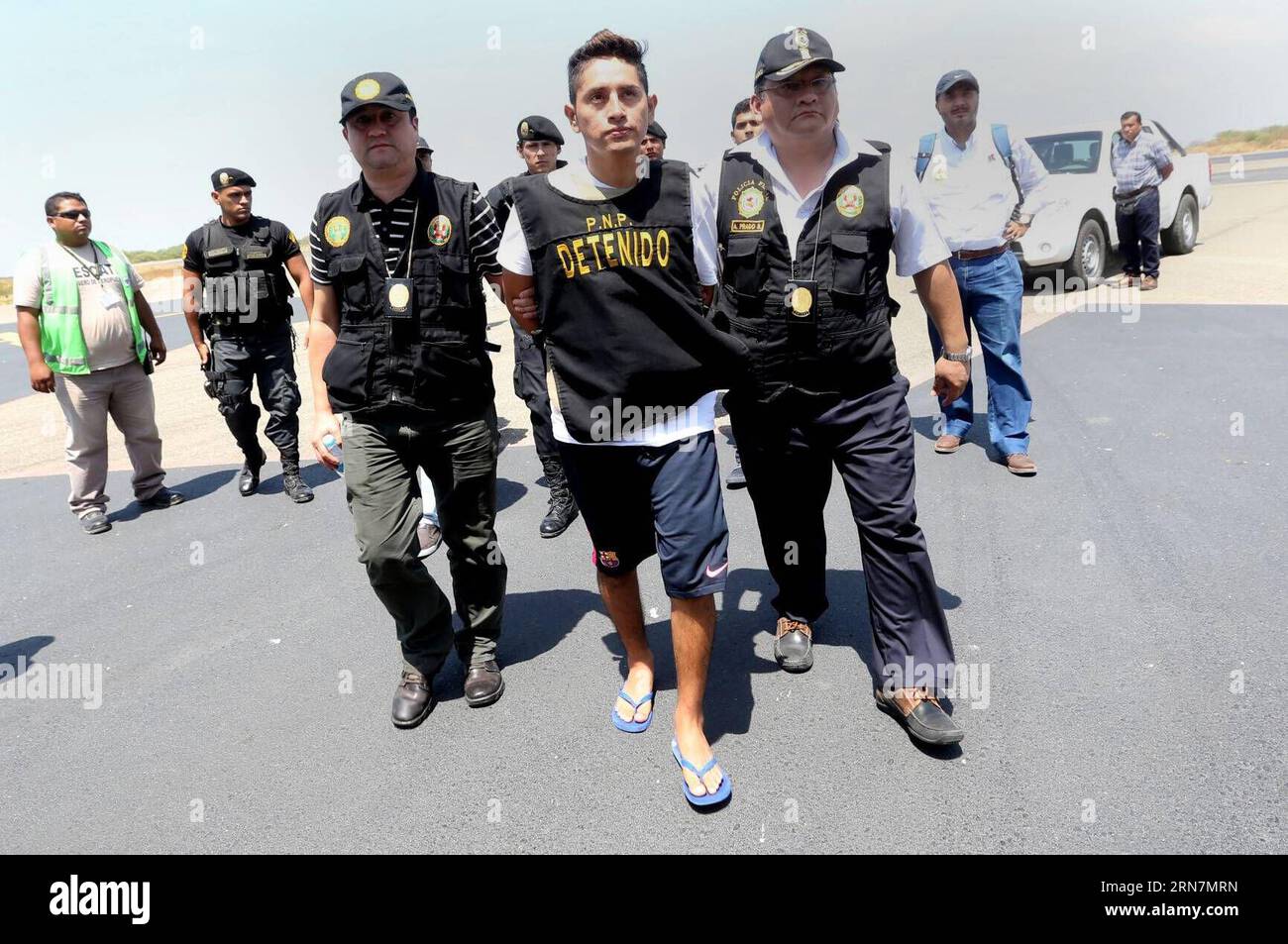 AKTUELLES ZEITGESCHEHEN Drogenschmuggler Gerald Oropeza in Peru verhaftet (150914) -- TUMBES, 13 settembre 2015 -- poliziotti guardia presunto trafficante di droga Gerald Oropeza (C) a Tumbes, Perù, il 13 settembre 2015. Gerald Oropeza, un presunto trafficante di droga nella lista dei più ricercati del Perù, è stato arrestato in un'operazione congiunta tra un'unità anti-narcotici ecuadoriana e peruviana nello stato ecuadoriano di Santa Elena. Juan Carlos Guzman Negrini/ANDINA) (da) (ce) PERU-TUMBES-ECUADOR-SECURITY-ARREST e ANDINA PUBLICATIONxNOTxINxCHN notizie attualità trafficanti di droga Gerald Oropeza in Perù arrestato 150914 Foto Stock