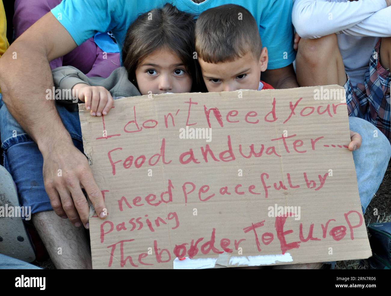 (150917) -- EDIRNE, 17 settembre 2015 -- i rifugiati tengono un manifesto per esprimere il loro desiderio di recarsi in Europa vicino all'autostrada a Edirne, in Turchia, il 17 settembre 2015. Un governatore turco mercoledì ha emesso un ultimatum a migliaia di rifugiati siriani per lasciare la provincia di confine, che sono determinati ad attraversare via terra la Grecia in rotta verso la Germania. () TURKEY-EDIRNE-REFUGEE Xinhua/Cihan PUBLICATIONxNOTxINxCHN Edirne 17 settembre 2015 i rifugiati tengono un poster per spedire i loro desideri di andare in Europa vicino all'autostrada a Edirne in Turchia IL 17 settembre 2015 un governatore turco mercoledì ha emesso un ultimatum a migliaia di S. Foto Stock