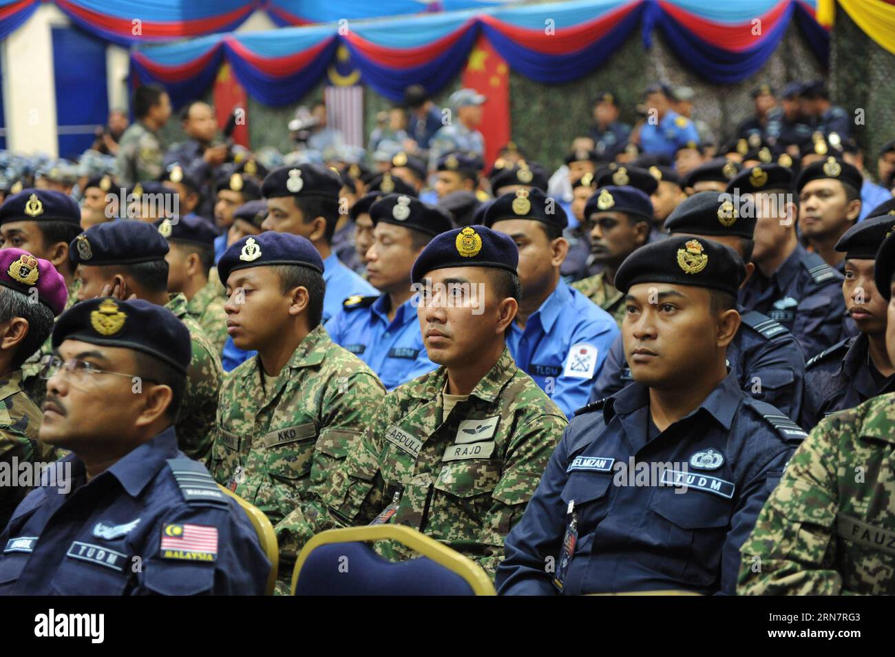 (150918) -- SELANGOR, 18 settembre 2015 -- i soldati partecipano alla cerimonia di apertura dell'esercitazione militare congiunta a Selangor, Malesia, il 18 settembre 2015. Le forze armate cinesi e malesi hanno lanciato la loro prima esercitazione militare congiunta qui venerdì, con l'obiettivo di approfondire il partenariato strategico a tutto tondo tra i due paesi. ) ESERCITAZIONE MILITARE MALESIA-SELANGOR-CINA JiangxShan PUBLICATIONxNOTxINxCHN Selangor 18 settembre 2015 soldati partecipano alla cerimonia di apertura dell'ESERCITAZIONE militare congiunta a Selangor in Malesia IL 18 settembre 2015 le forze armate cinesi e malesi hanno lanciato la loro prima EXE militare congiunta Foto Stock