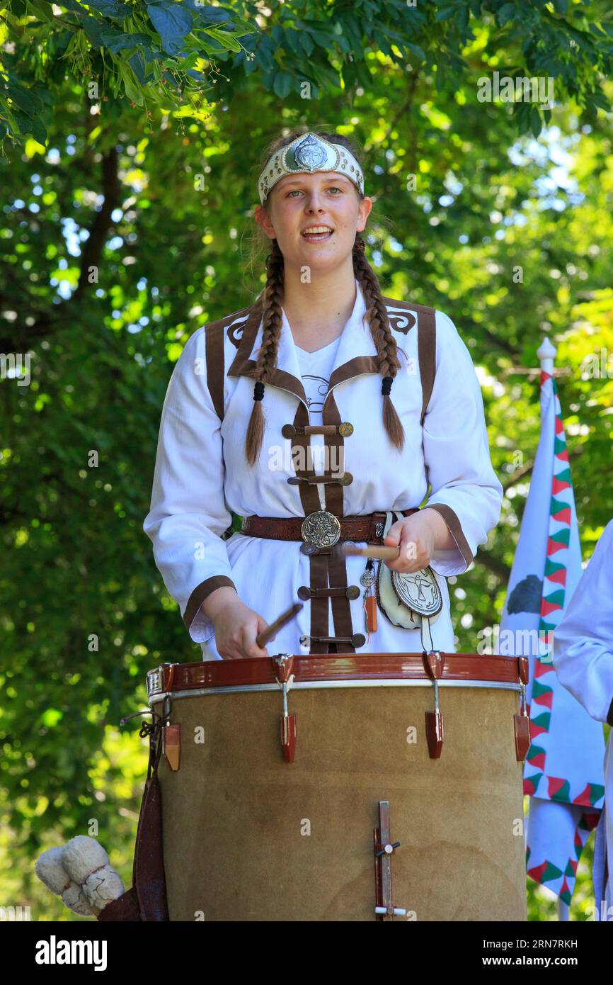 Una ragazza ungherese di un gruppo folk che canta in un festival popolare nel Parco della città di Budapest, Ungheria Foto Stock