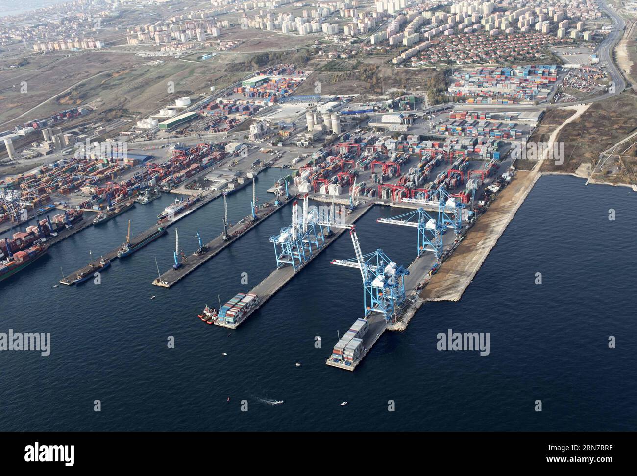 (150918) -- ISTANBUL, 18 settembre 2015 -- Una foto fornita dalla società mostra l'immagine aerea del terminal container Kumport a Istanbul, Turchia. Una joint venture costituita da un consorzio di investitori cinesi ha acquistato una quota del 65% del terzo terminal container della Turchia per 940 milioni di dollari, la società ha riferito giovedì. L’acquisizione è stata effettuata mercoledì da un’impresa costituita congiuntamente dalle controllate di COSCO Pacific, China Merchants Holdings (International) e da una società affiliata con la China Investment Corporation, secondo una relazione presentata da China COSCO Holdings alla SH Foto Stock