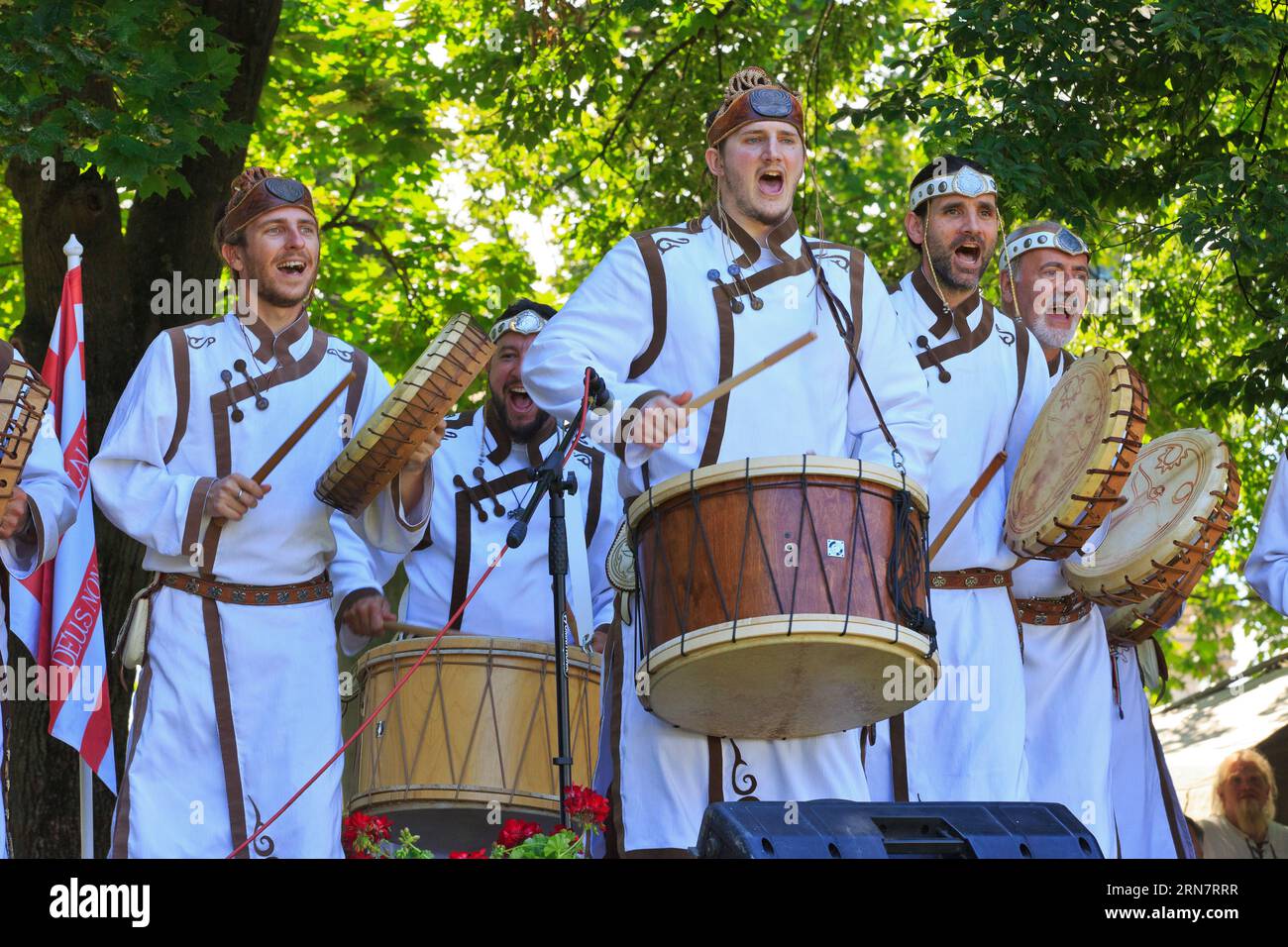 Un ensemble folk ungherese che canta in un festival popolare nel parco della città di Budapest, in Ungheria Foto Stock