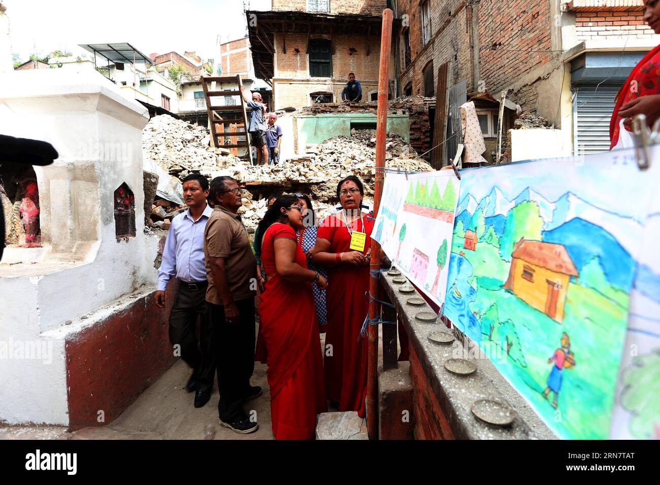 Le persone guardano le opere d'arte a una competizione d'arte sul tema terremoto e ricostruzione a Kathmandu, capitale del Nepal, il 19 settembre 2015. Più di 150 bambini hanno partecipato al concorso per esprimere i loro sentimenti sul terremoto e l'ulteriore ricostruzione attraverso le arti. NEPAL-KATHMANDU-RECONSTRUCTION-ART COMPETITION SunilxSharma PUBLICATIONxNOTxINxCHN Celebrities Look ON Art Works AT to Art Competition of the Theme Earthquake and Reconstruction a Kathmandu capitale del Nepal IL 19 settembre 2015 più di 150 bambini hanno partecipato al Concorso per la spedizione dei loro sentimenti Foto Stock