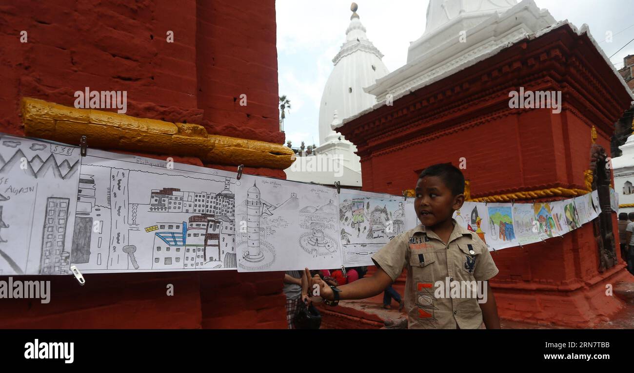 Un bambino guarda le opere d'arte in una competizione d'arte sul tema terremoto e ricostruzione a Kathmandu, capitale del Nepal, il 19 settembre 2015. Più di 150 bambini hanno partecipato al concorso per esprimere i loro sentimenti sul terremoto e l'ulteriore ricostruzione attraverso le arti. NEPAL-KATHMANDU-RECONSTRUCTION-ART COMPETITION SunilxSharma PUBLICATIONxNOTxINxCHN a Child Looks ON Art Works AT to Art Competition of the Theme Earthquake and Reconstruction a Kathmandu capitale del Nepal IL 19 settembre 2015 più di 150 bambini hanno partecipato al Concorso per spedire i loro sentimenti su T Foto Stock