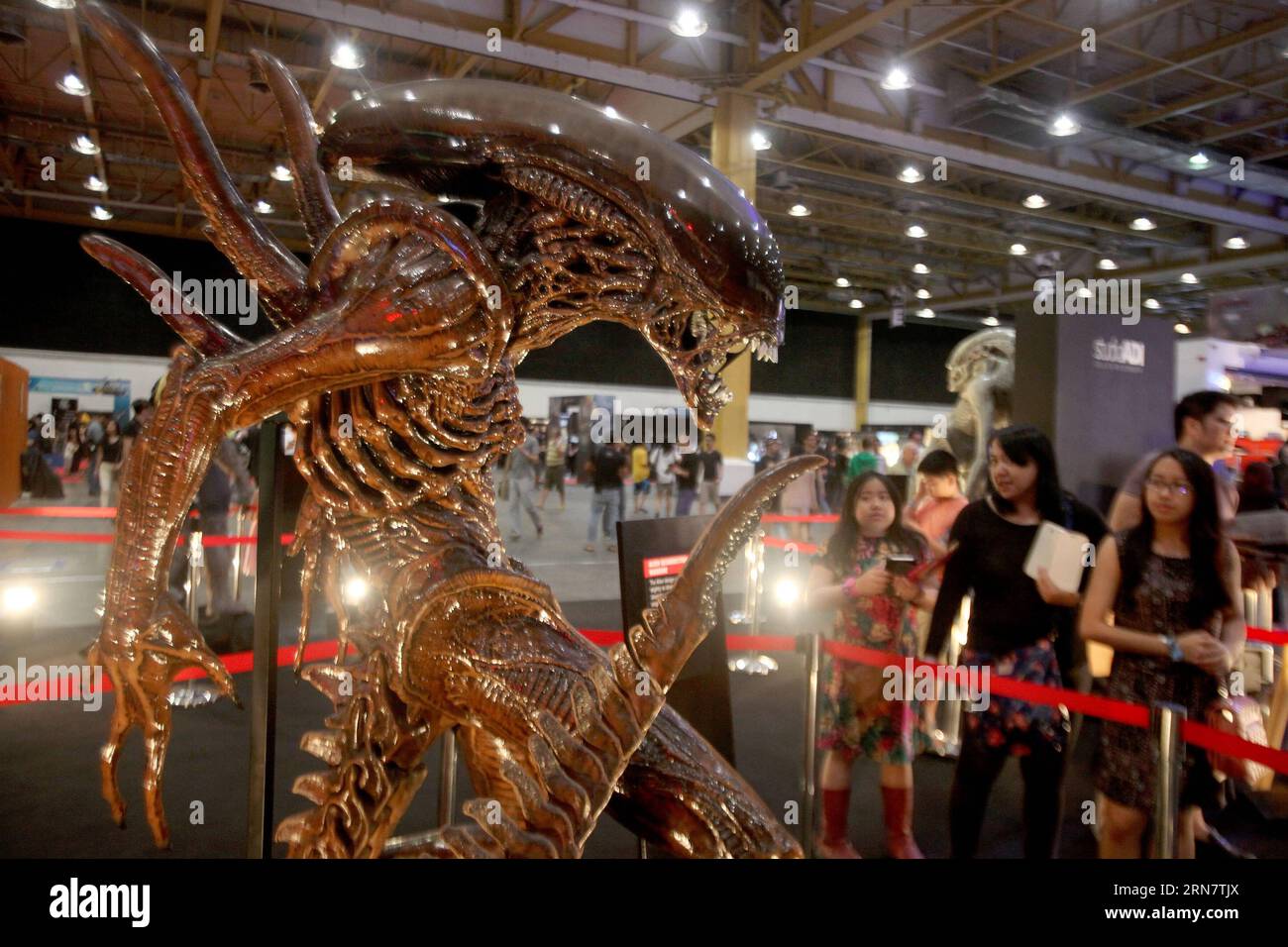 (150920) -- PASAY CITY, 20 settembre 2015 -- la gente guarda una statua di un personaggio del film Alien durante l'Asia Pop Comic Convention (APCC) del 2015 a Pasay City, Filippine, 20 settembre 2015. L'APCC presenta personaggi famosi di vari giocattoli, giochi, supereroi, animazioni e film con concorsi per i migliori costumi per gli appassionati della cultura pop. ) FILIPPINE-PASAY City-APCC RouellexUmali PUBLICATIONxNOTxINxCHN Pasay City 20 settembre 2015 celebrità guardano una Statua di un personaggio del film alieno durante l'Asia Pop Comic Convention del 2015 a Pasay City Filippine 20 settembre 2 Foto Stock