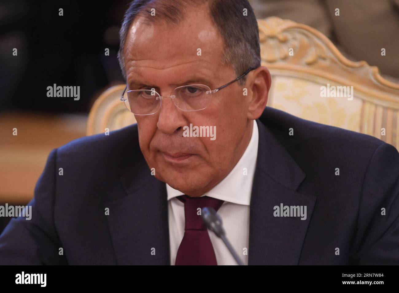 (150921) -- MOSCA, 21 settembre 2015 -- il ministro degli Esteri russo Sergei Lavrov partecipa a una conferenza stampa congiunta con il suo omologo giapponese Fumio Kishida (non in foto), a Mosca, capitale della Russia, 21 settembre 2015. Il ministro degli Esteri russo Sergei Lavrov lunedì ha detto che i progressi potrebbero essere resi possibili nei negoziati del trattato di pace tra il Giappone e il suo paese solo dopo che il Giappone ha riconosciuto la realtà storica del dopoguerra. ) RUSSIA-MOSCA-GIAPPONE-MINISTRO DEGLI ESTERI-VISITA DaixTianFang PUBLICATIONxNOTxINxCHN Mosca 21 settembre 2015 i Ministri degli Esteri russi Sergei Lavrov partecipano a una conferenza stampa congiunta con HIS Jap Foto Stock