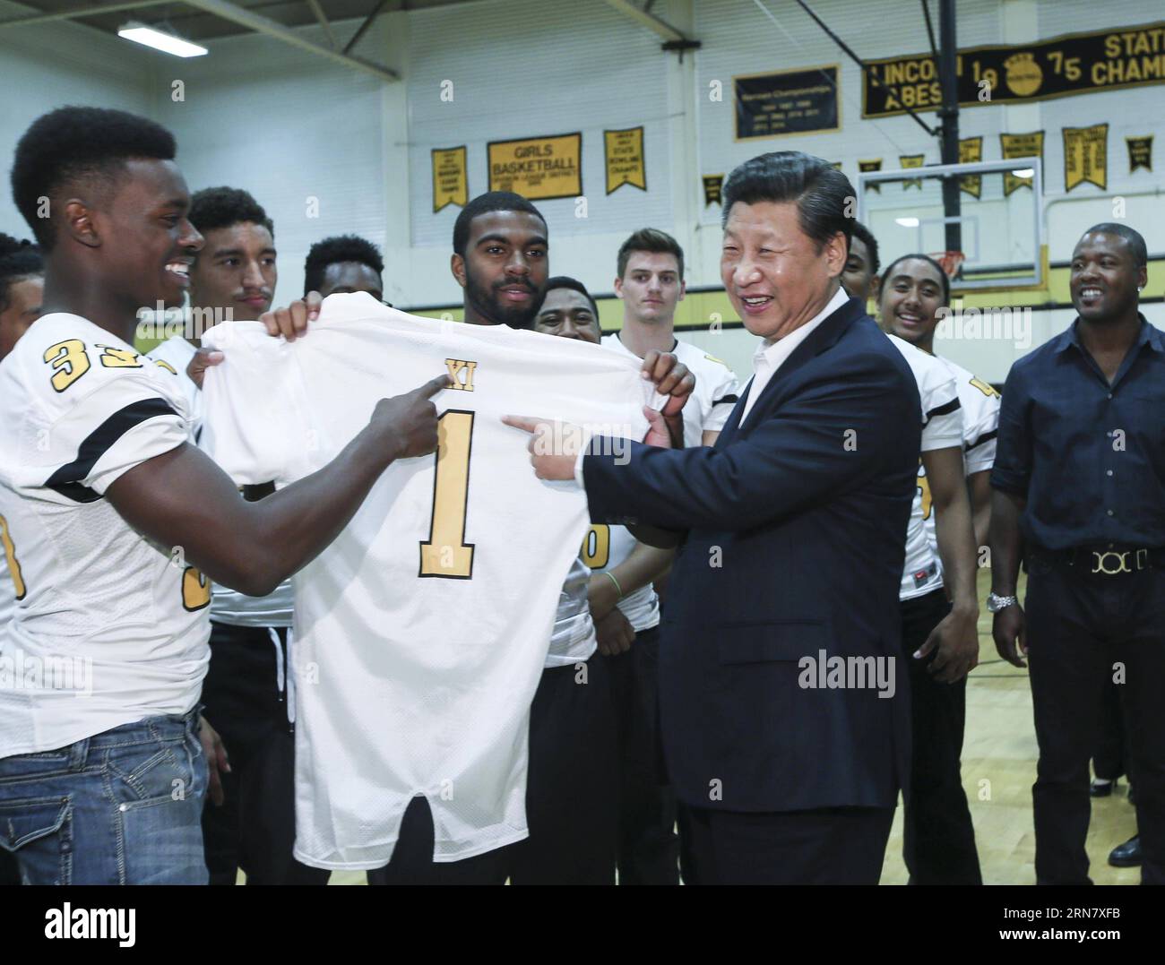 (150923) -- SEATTLE, 23 settembre 2015 -- il presidente cinese Xi Jinping (R, fronte) viene presentato con una maglietta dalla squadra di rugby della scuola durante la sua visita alla Lincoln High School a Tacoma dello Stato di Washington, negli Stati Uniti, 23 settembre 2015. ) (wf) U.S.-SEATTLE-CHINA-XI JINPING-SCHOOL-VISIT LanxHongguang PUBLICATIONxNOTxINxCHN Seattle 23 settembre 2015 il presidente cinese Xi Jinping r Front RICEVE una maglietta dalla School Rugby Team durante la sua visita alla Lincoln High School di Tacoma dello Stato di Washington Stati Uniti 23 settembre 2015 WF U S Seattle China Xi scuola Jinping visita LanxHongguan Foto Stock