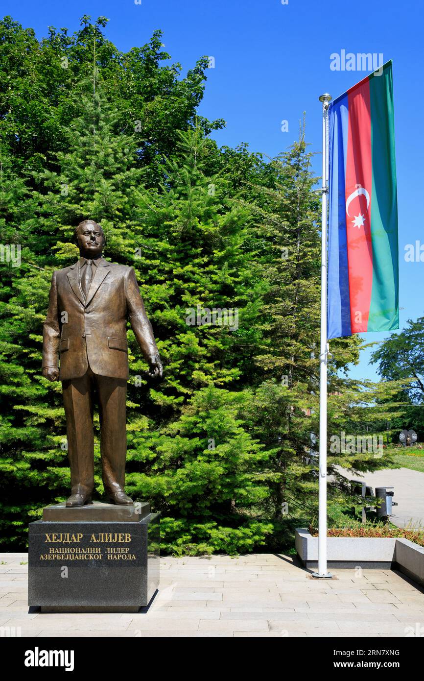 Monumento al terzo presidente dell'Azerbaigian Heydar Aliyev (1923-2003) al Parco Tasmajdan di Belgrado, Serbia Foto Stock