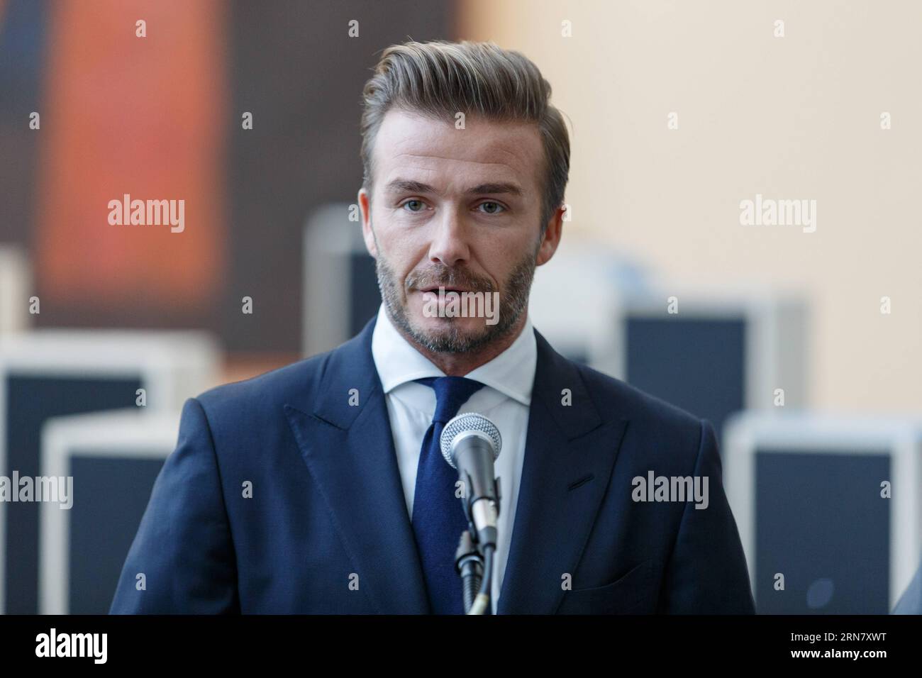 (150924) -- NEW YORK, 24 settembre 2015 -- l'ambasciatore di buona volontà del Fondo delle Nazioni Unite per l'infanzia (UNICEF), David Beckham, star del calcio inglese, parla durante una conferenza stampa che svela un'installazione digitale creata per l'UNICEF da Google, utilizzare la tecnologia mobile e i social media per trasmettere messaggi di bambini provenienti da tutto il mondo presso la sede delle Nazioni Unite a New York, 24 settembre 2015. ) Un-NEW YORK-UNICEF-DAVID BECKHAM LixMuzi PUBLICATIONxNOTxINxCHN New York 24 settembre 2015 inglese Soccer Star e Fondo delle Nazioni Unite per l'infanzia l'ambasciatore di buona volontà dell'UNICEF David Beckham parla durante una stampa Foto Stock