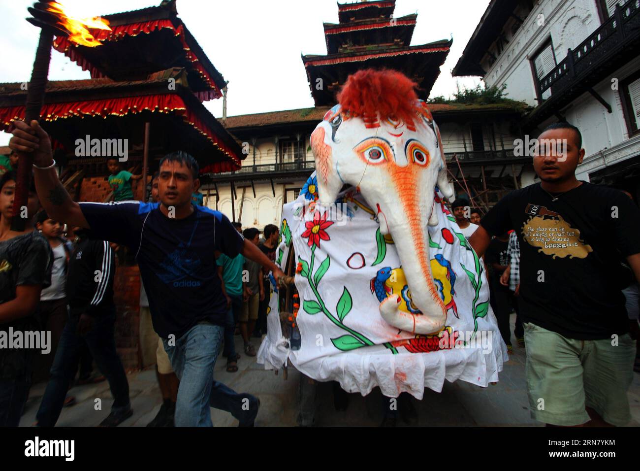 KATHMANDU, 25 settembre 2015 -- un artista mascherato di elefante Pulukisi si esibisce il primo giorno del Festival Indrajatra a Kathmandu, Nepal, 25 settembre 2015. I nepalesi celebrano il Festival di Indrajatra per adorare Indra , il re degli dei secondo il mito indù. NEPAL-KATHMANDU-INDRAJATRA FESTIVAL SunilxSharma PUBLICATIONxNOTxINxCHN Kathmandu settembre 25 2015 a Elephant Masked Performer si esibisce IL primo giorno di Indrajatra Festival a Kathmandu Nepal settembre 25 2015 Nepalese celebra l'Indrajatra Festival per adorare Indra il Re degli dei secondo il MITO indù Nepal Kathmandu Indrajat Foto Stock