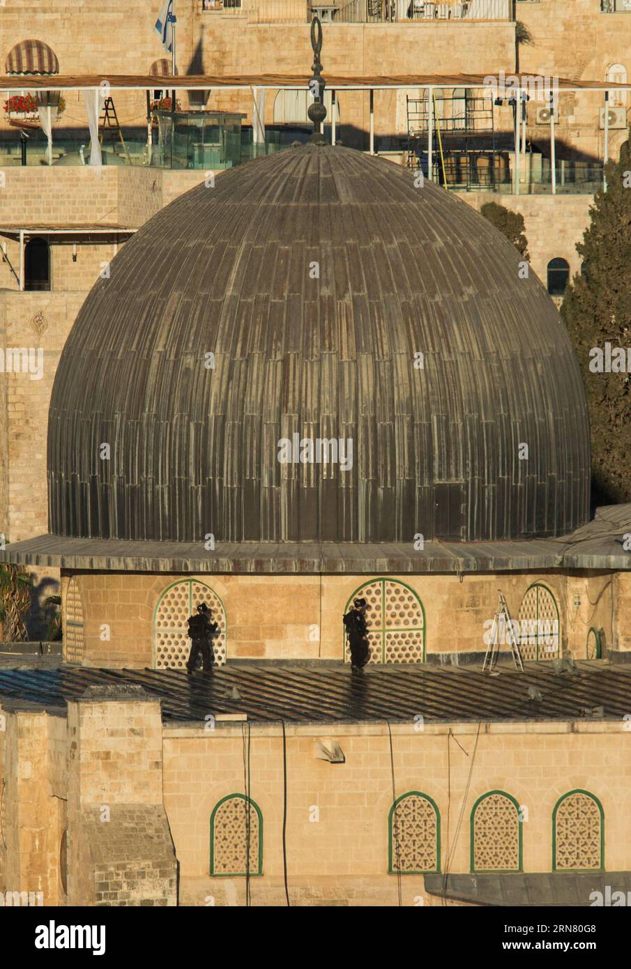 (150928) -- GERUSALEMME, 28 settembre 2015 -- i poliziotti israeliani controllano la situazione sul tetto della moschea al-Aqsa sul complesso noto ai musulmani come il Santuario Nobile e agli ebrei come il Monte del Tempio nella città Vecchia di Gerusalemme, il 28 settembre 2015. Gli scontri hanno continuato a scuotere il complesso lunedì, con le forze di sicurezza israeliane che chiudono le corna con un gruppo di palestinesi che sostengono di aver creato fortificazioni improvvisate presso il flashpoint della Moschea al-Aqsa per impedire la visita ebraica al sito sacro. Il complesso di al-Aqsa è il terzo sito più sacro dell'Islam e il sito più sacro per gli ebrei che Foto Stock