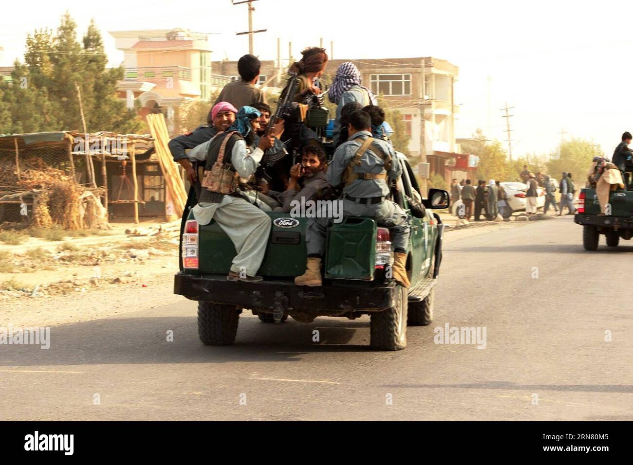 AKTUELLES ZEITGESCHEHEN Kundus: Rückzug der afghanischen Armee (150928) -- KUNDUZ, 28 settembre 2015 -- i soldati afghani si ritirano dalla città a seguito degli attacchi dei talebani a Kunduz, Afghanistan, 28 settembre 2015. I militanti talibani hanno lanciato un'offensiva multiforme nella città di Kunduz, la capitale della provincia di Kunduz, a 250 km a nord di Kabul, lunedì mattina e hanno guadagnato terreno nella città strategicamente importante dell'Afghanistan. )(azp) AFGHANISTAN-KUNDUZ-CONFLICT NajimxRahim PUBLICATIONxNOTxINxCHN News attualità Kunduz Retreat the Afghan Army Kunduz Sept 28 2015 afghani Soldiers Retreat from the City fo Foto Stock