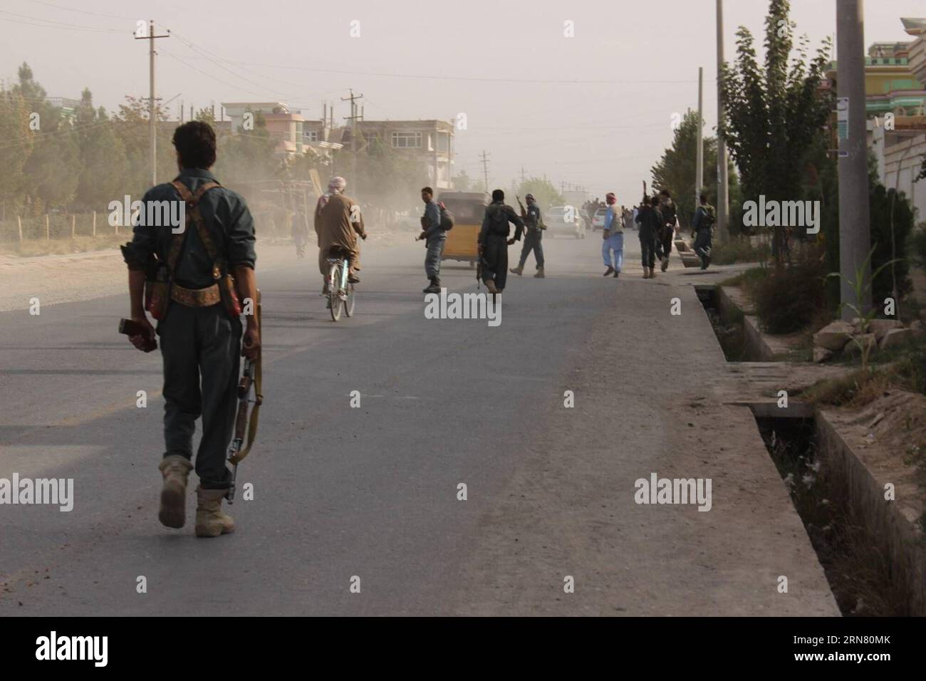 AKTUELLES ZEITGESCHEHEN Kundus: Rückzug der afghanischen Armee (150928) -- KUNDUZ, 28 settembre 2015 -- i soldati afghani si ritirano dalla città a seguito degli attacchi dei talebani a Kunduz, Afghanistan, 28 settembre 2015. I militanti talibani hanno lanciato un'offensiva multiforme nella città di Kunduz, la capitale della provincia di Kunduz, a 250 km a nord di Kabul, lunedì mattina e hanno guadagnato terreno nella città strategicamente importante dell'Afghanistan. )(azp) AFGHANISTAN-KUNDUZ-CONFLICT NajimxRahim PUBLICATIONxNOTxINxCHN News attualità Kunduz Retreat the Afghan Army Kunduz Sept 28 2015 afghani Soldiers Retreat from the City fo Foto Stock