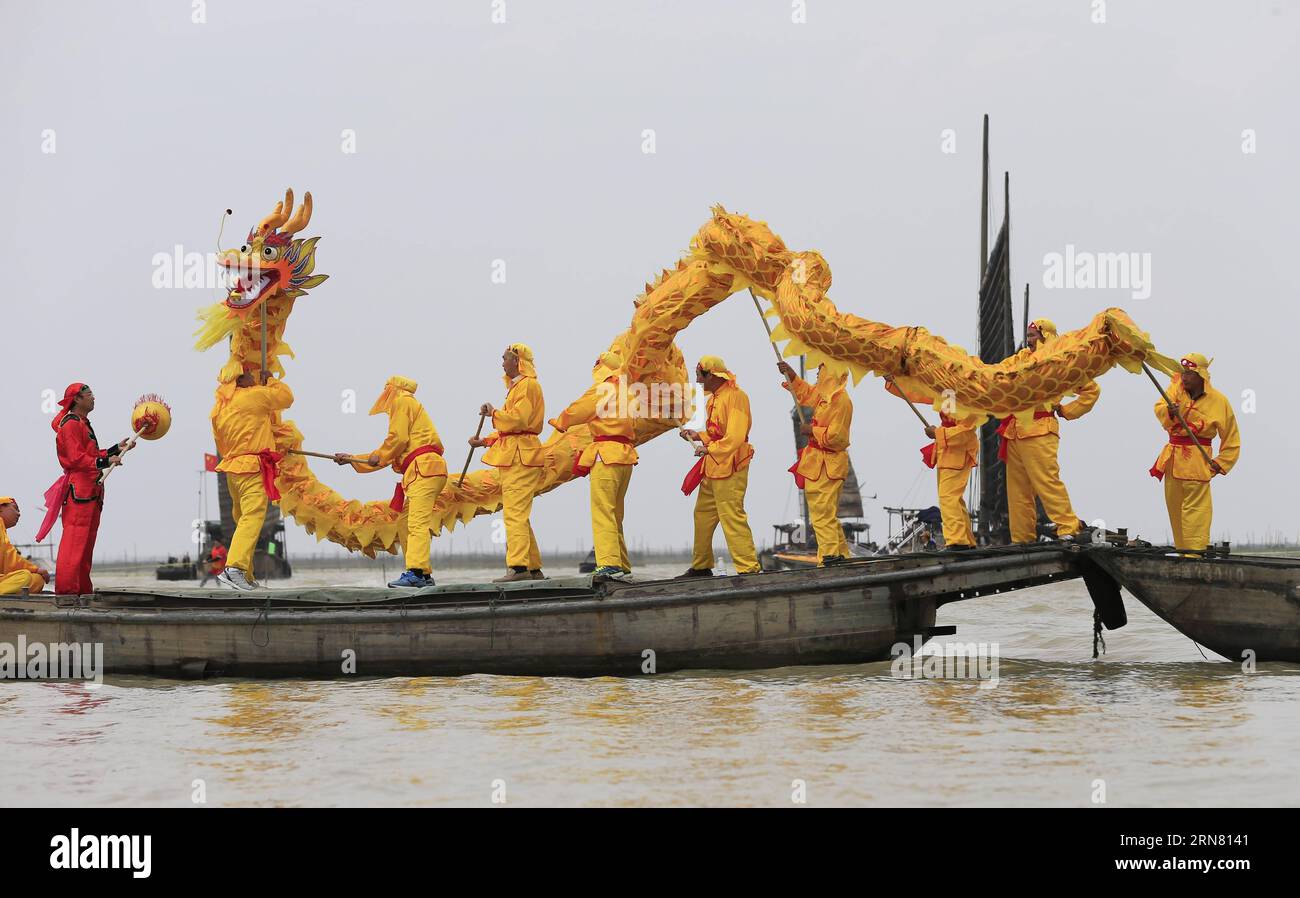 (150929) -- HONGZE, 29 settembre 2015 -- i pescatori eseguono la danza del drago durante la cerimonia di apertura di una fiera di granchi pelosi nella contea di Hongze, nella provincia di Jiangsu della Cina orientale, 29 settembre 2015. La stagione dei granchi pelosi del lago Hongze è arrivata e la prelibatezza sarà in vendita in tutta la Cina. Il lago d'acqua dolce di Hongze Lake è famoso per la sua eccellente qualità dell'acqua, che produce carapace verde-blu, pance bianche innevate e capelli dorati sulle gambe e tenaglie. (wyo) CHINA-JIANGSU-HONGZE-HAIRY CRAB FAIR (CN) RenxZhenglai PUBLICATIONxNOTxINxCHN Hongze settembre 29 2015 Fishermen Perform Dragon Dance d Foto Stock